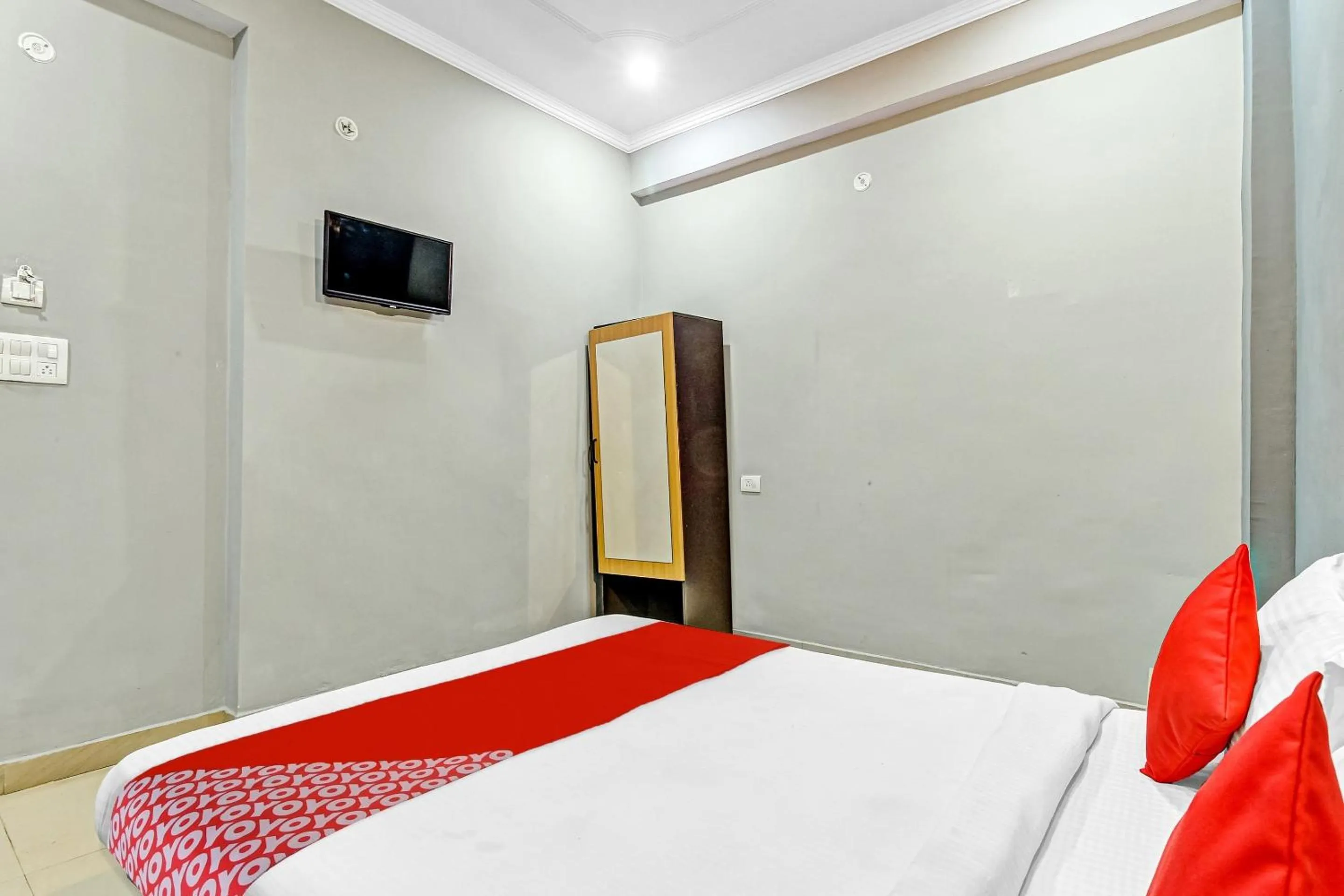 Bedroom, Bed in Hotel O Oriphic Inn