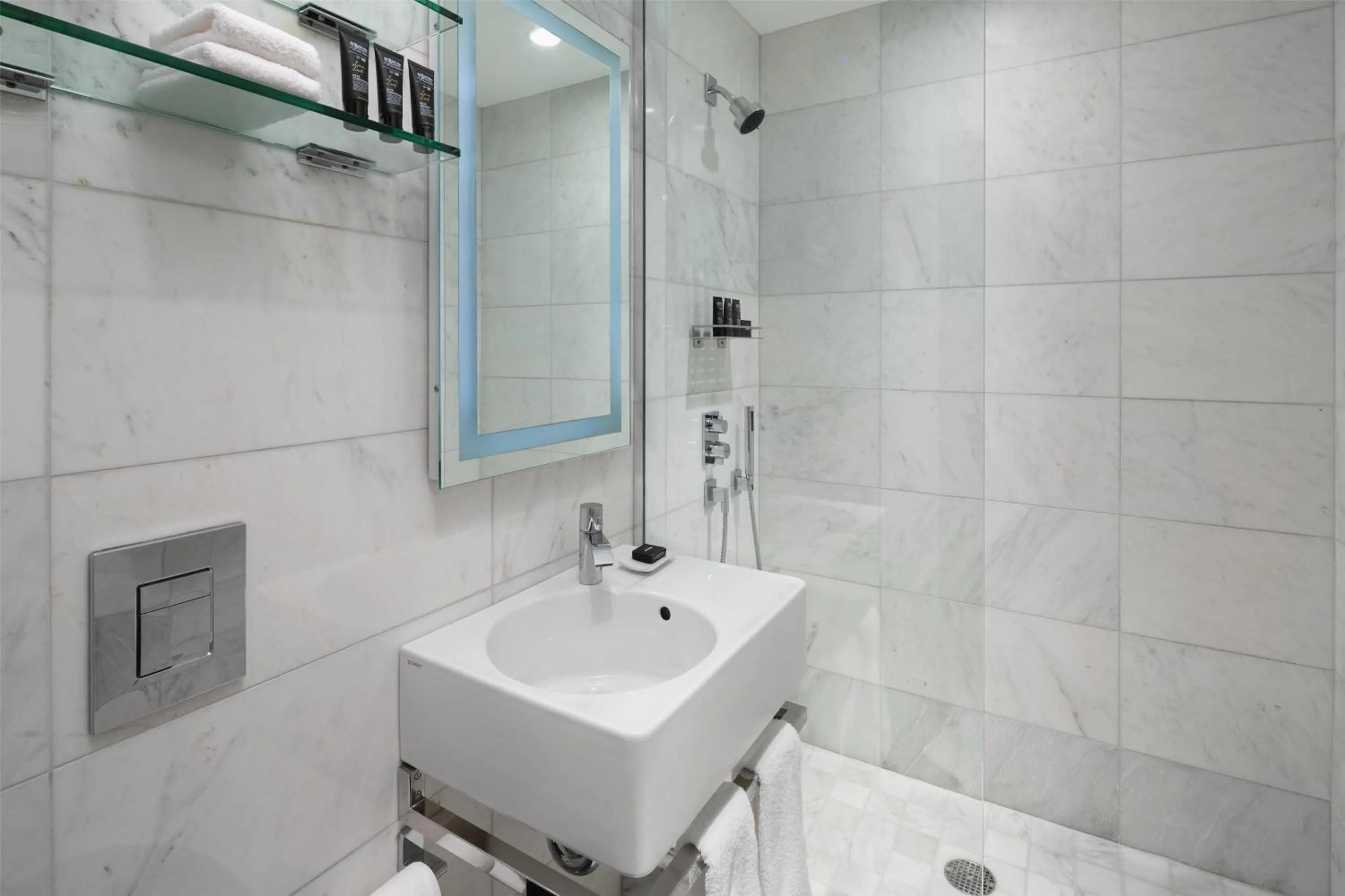 Bathroom in Dream Midtown, by Hyatt