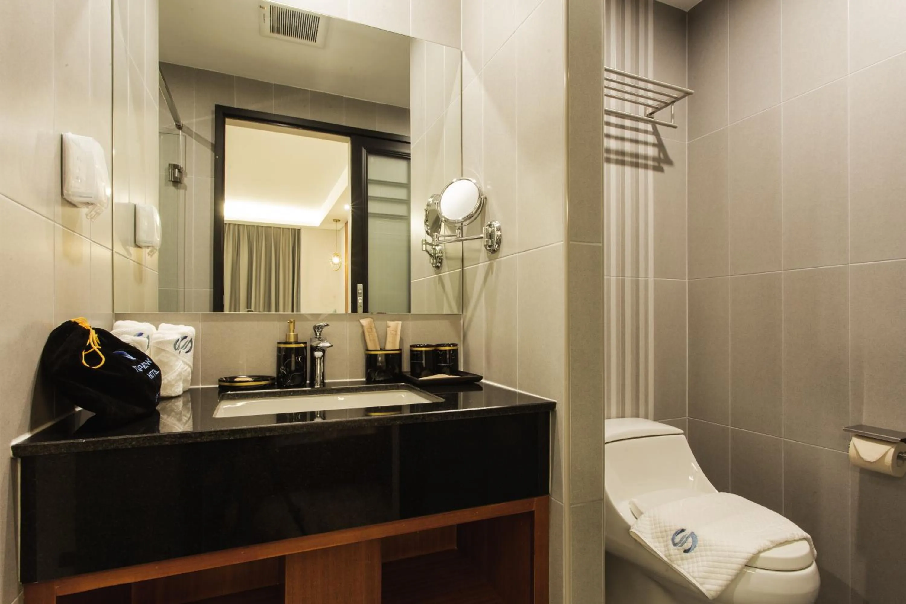 Bathroom in Thapae Twins Hotel