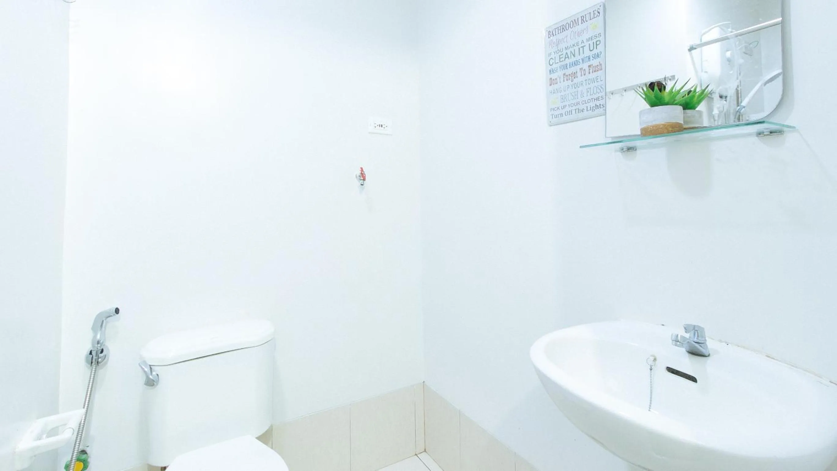 Toilet in Jamah's Staycation at SMDC Trees Residences by RedDoorz