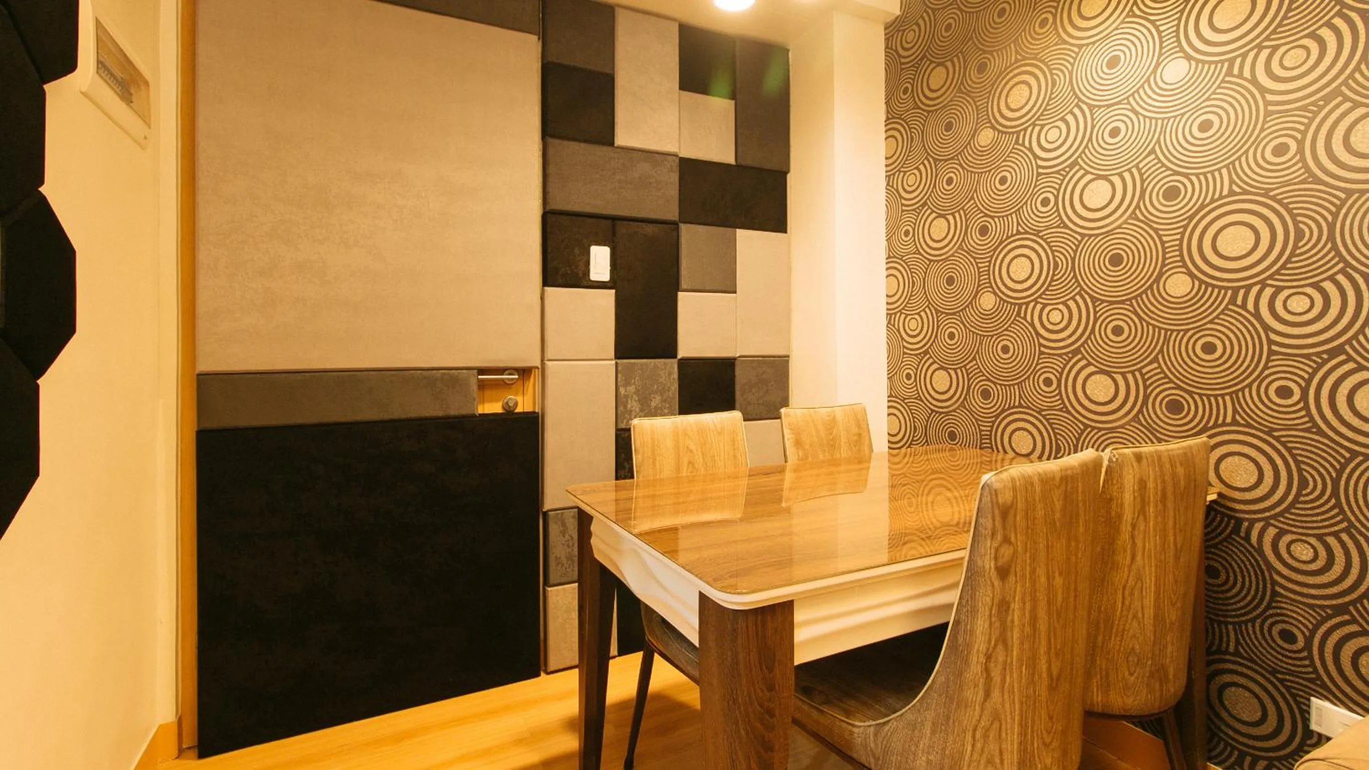 Dining area in Jamah's Staycation at SMDC Trees Residences by RedDoorz