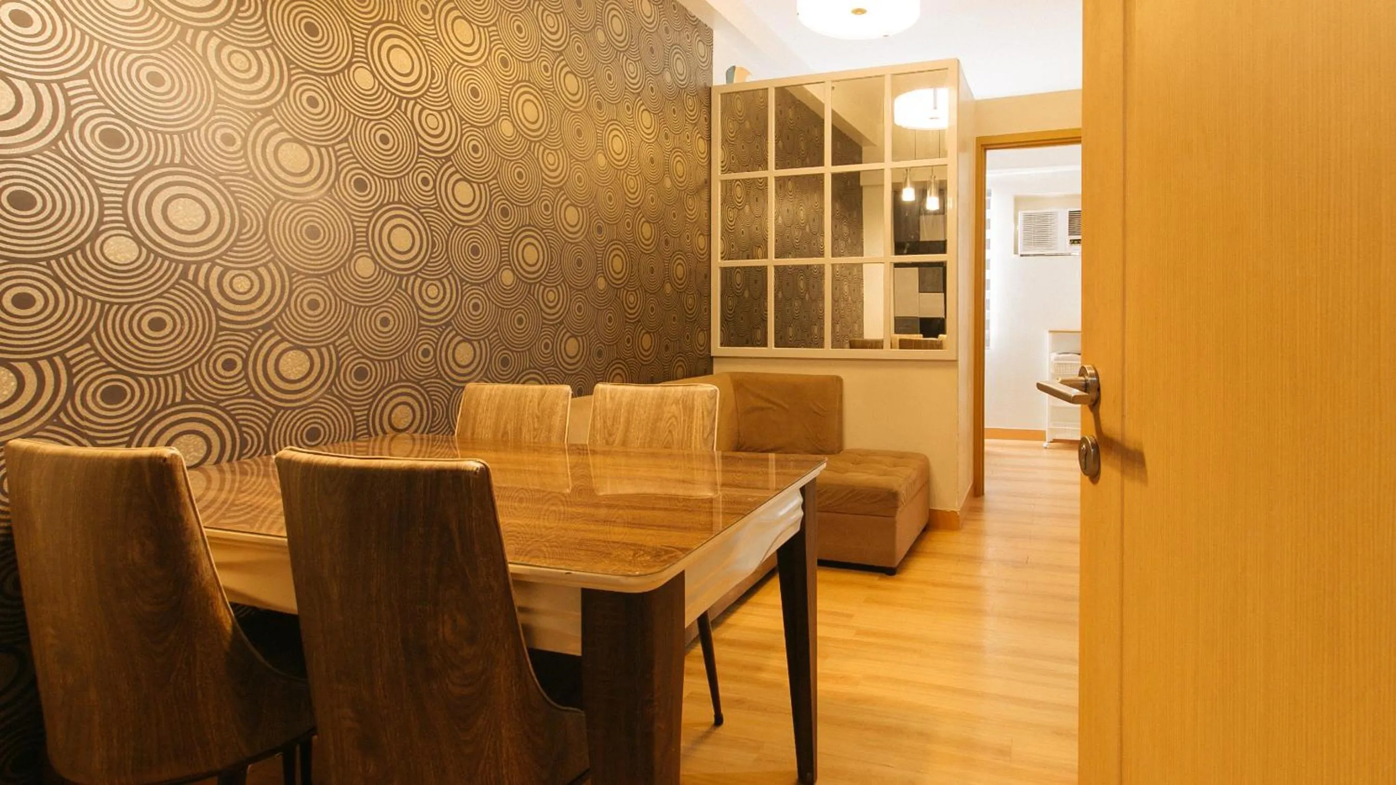 Seating area in Jamah's Staycation at SMDC Trees Residences by RedDoorz