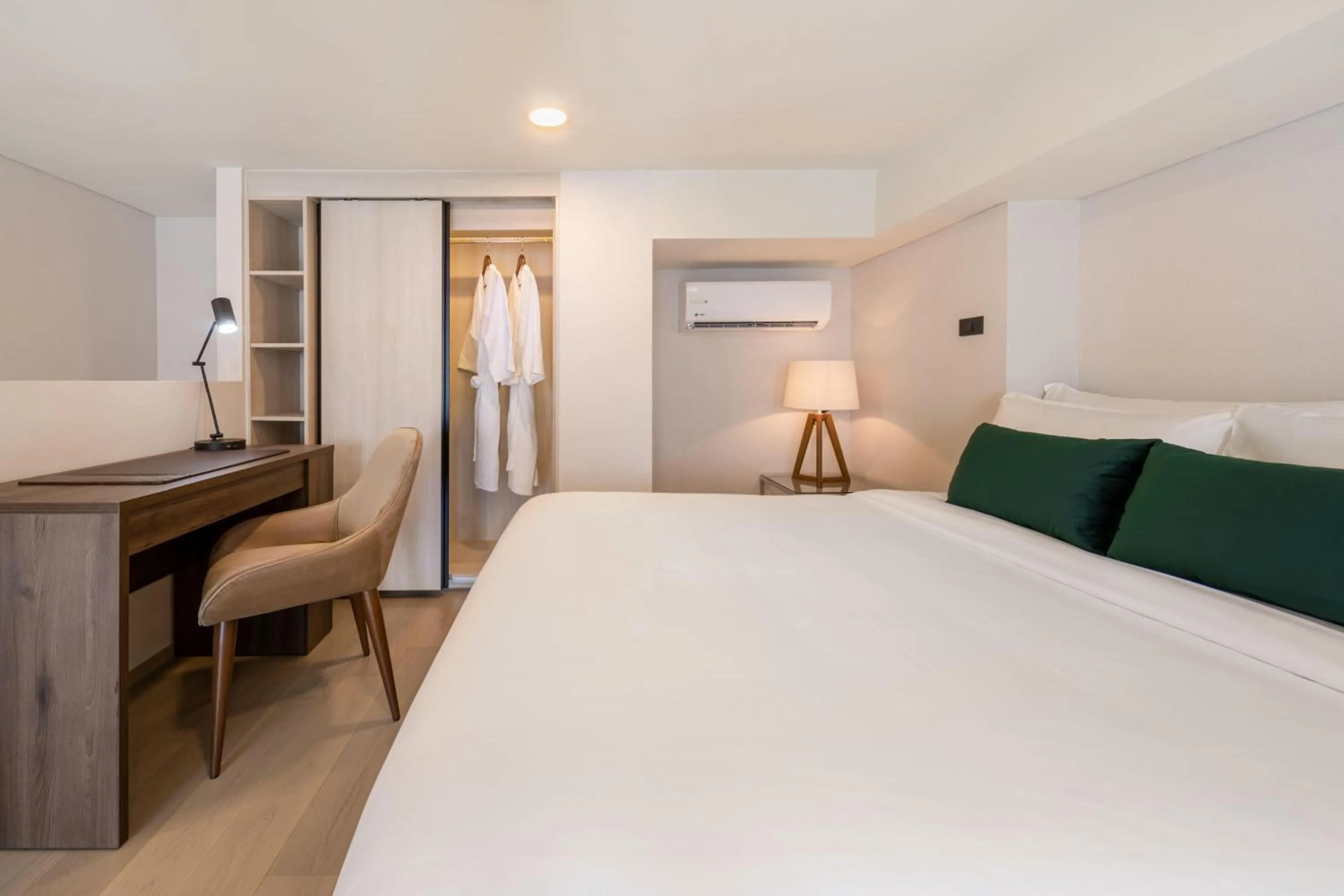 Photo of the whole room, Bed in Wyndham Garden Bangkok Sukhumvit 42