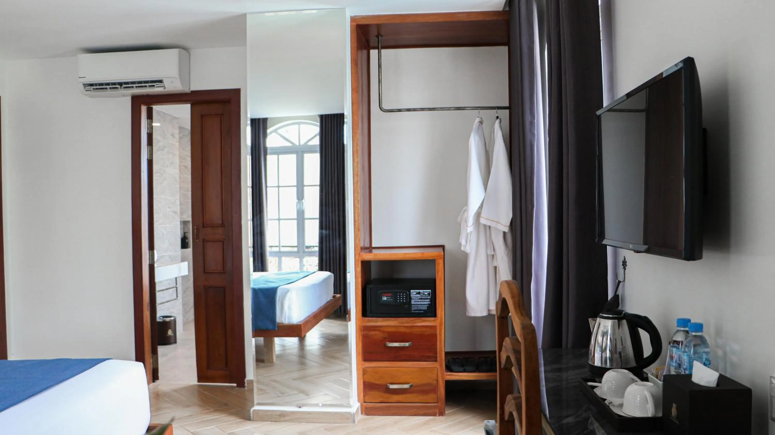 Living room, Bed in Mettavary Hotel