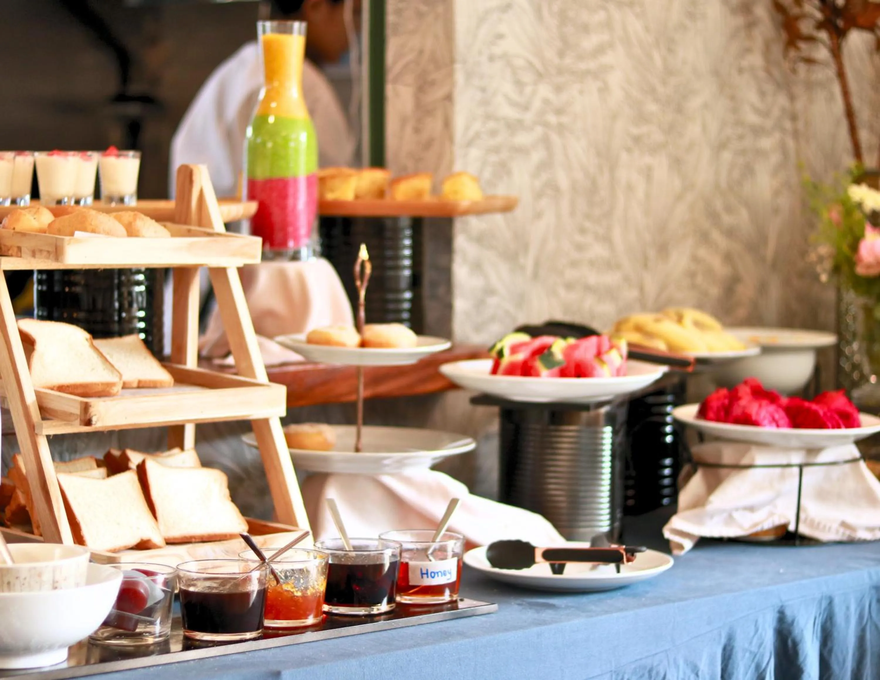 Restaurant/places to eat in Mettavary Hotel