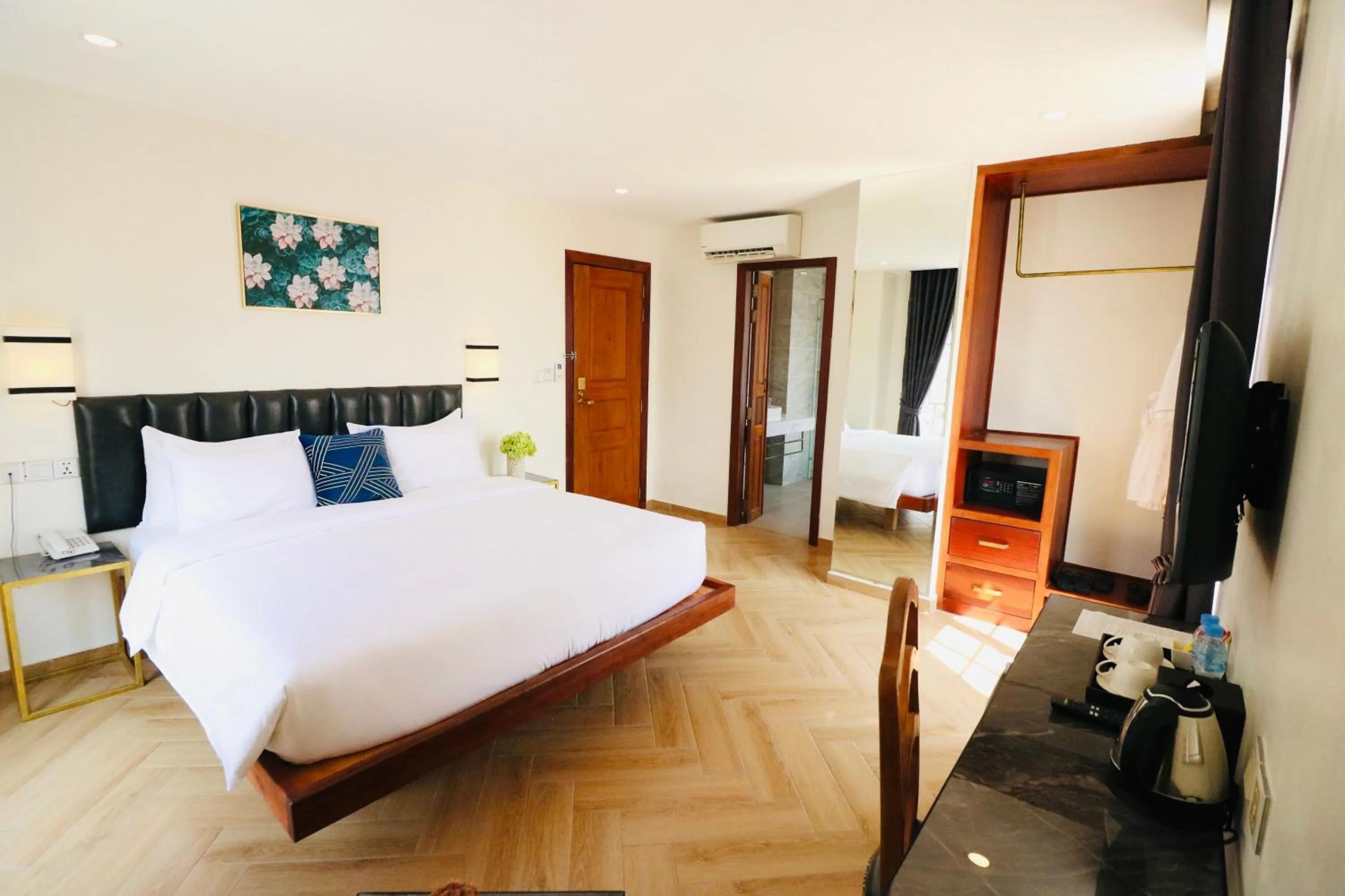 Photo of the whole room, Bed in Mettavary Hotel