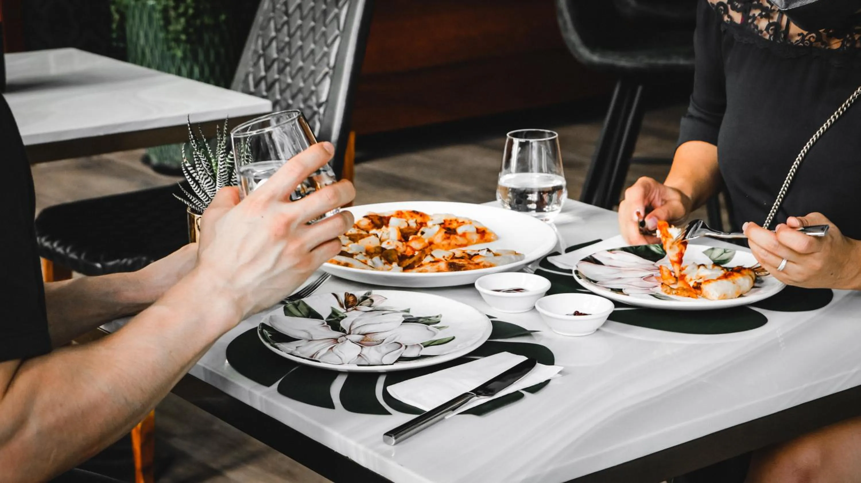 Restaurant/places to eat in Mettavary Hotel