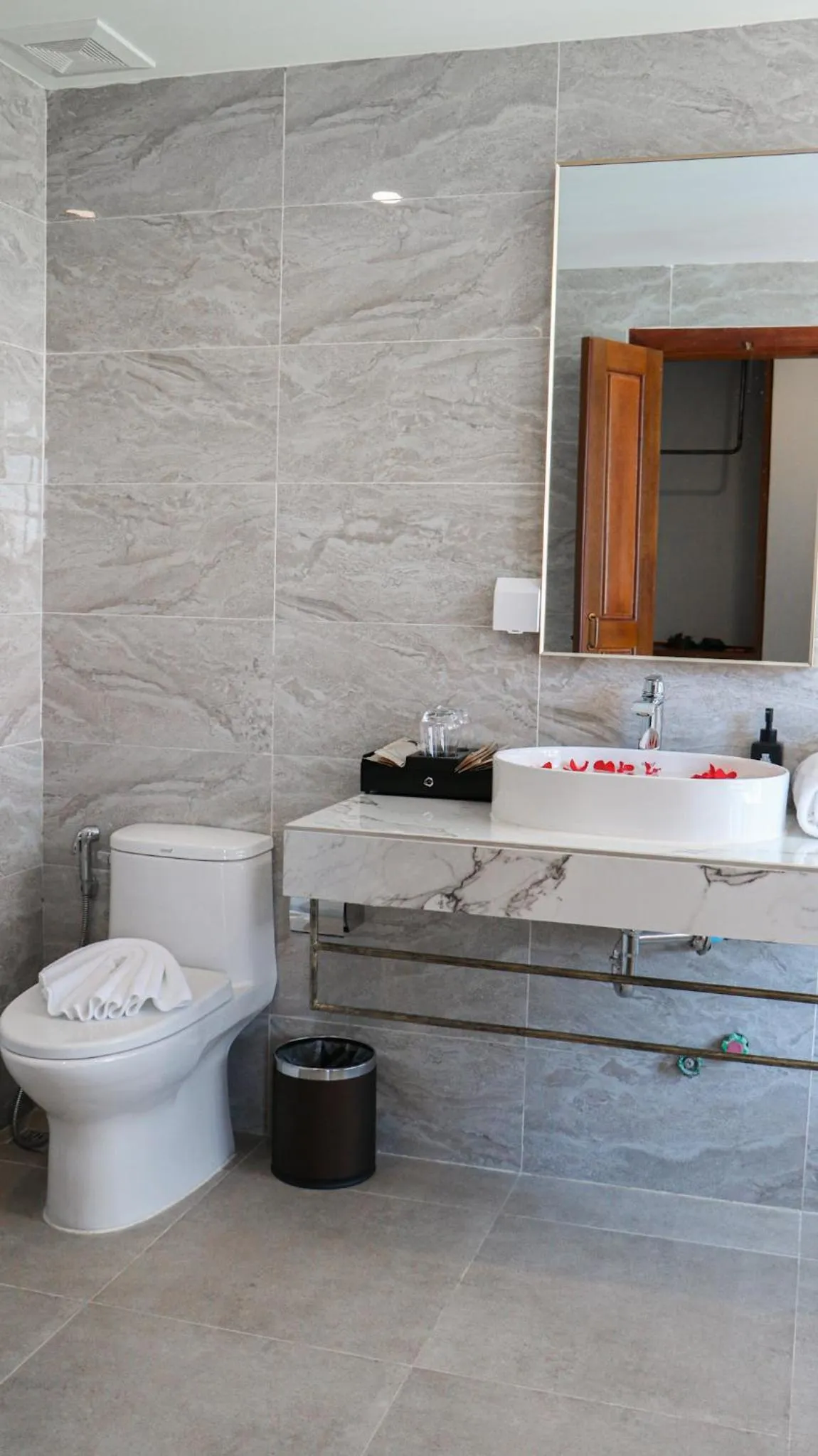 Toilet in Mettavary Hotel