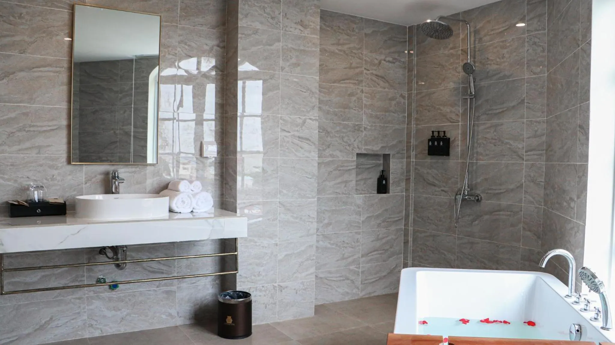 Bathroom in Mettavary Hotel