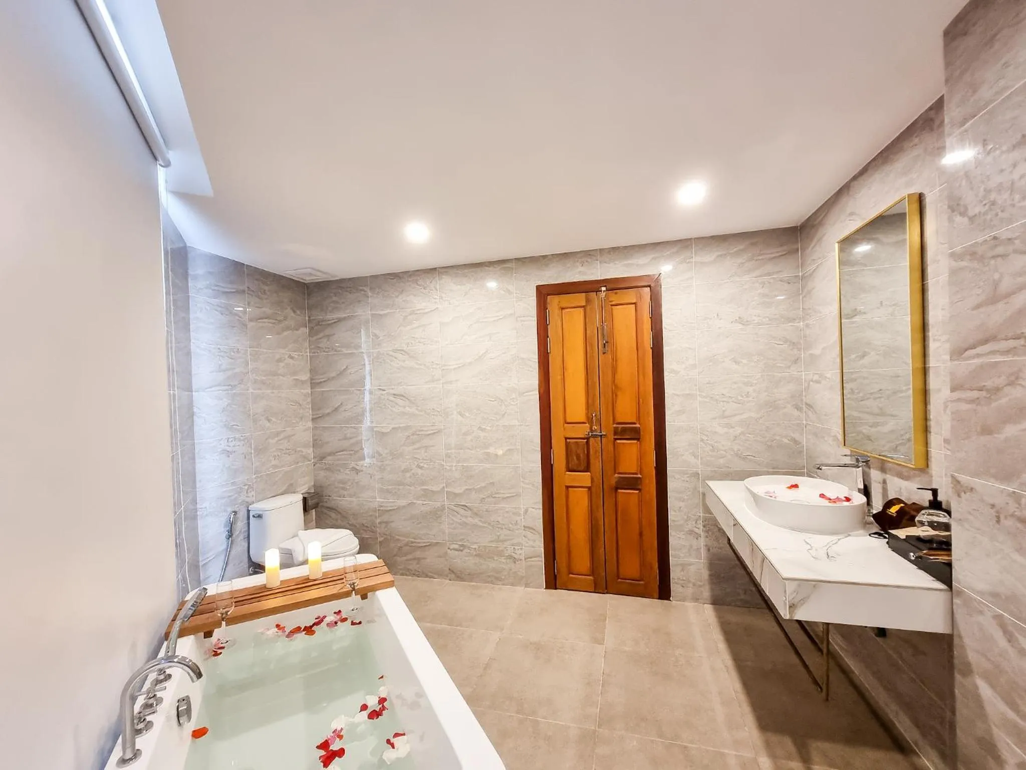 Bathroom, Bed in Mettavary Hotel