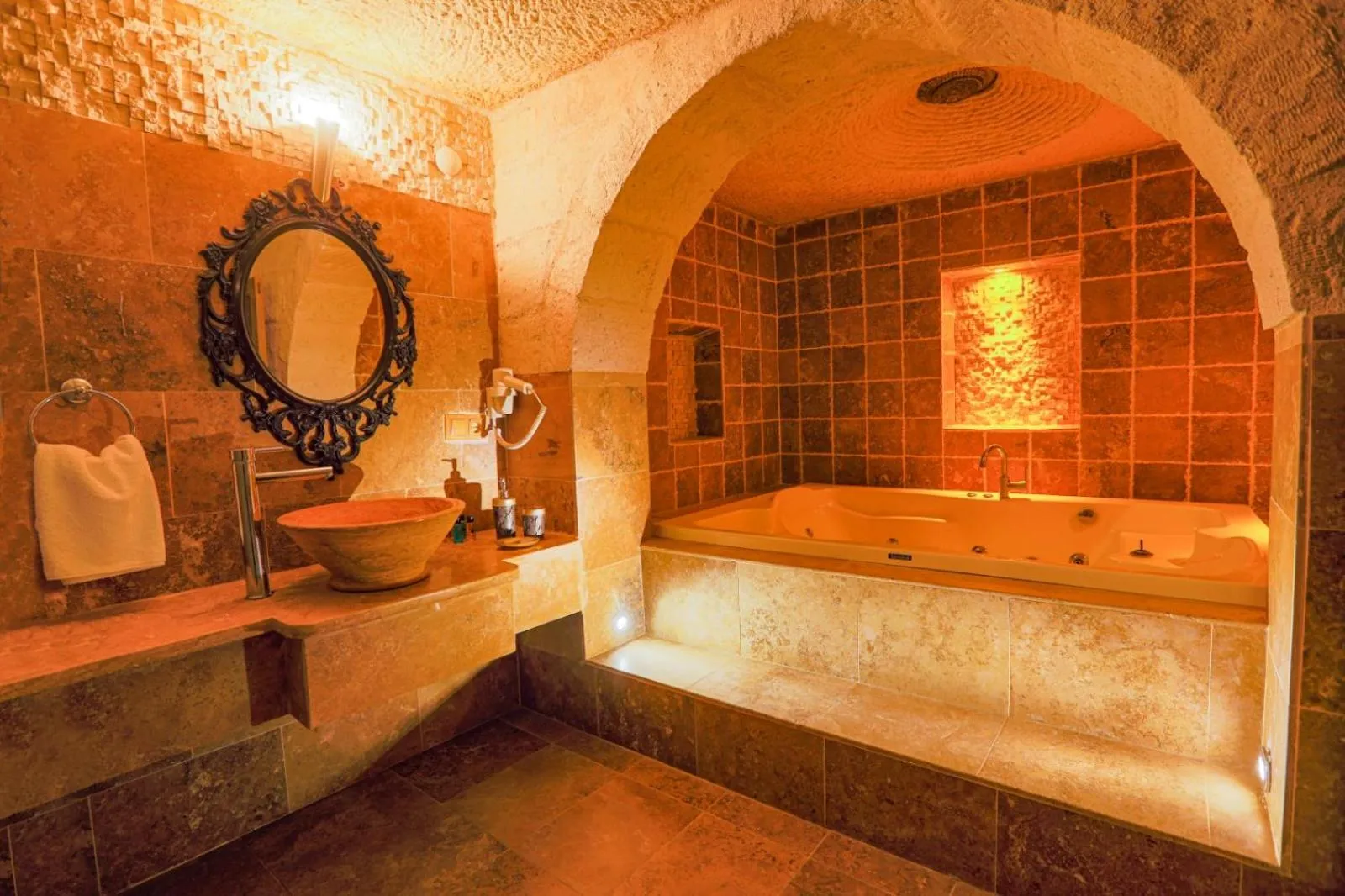 Bath in Sinasos Palace Cave Hotel