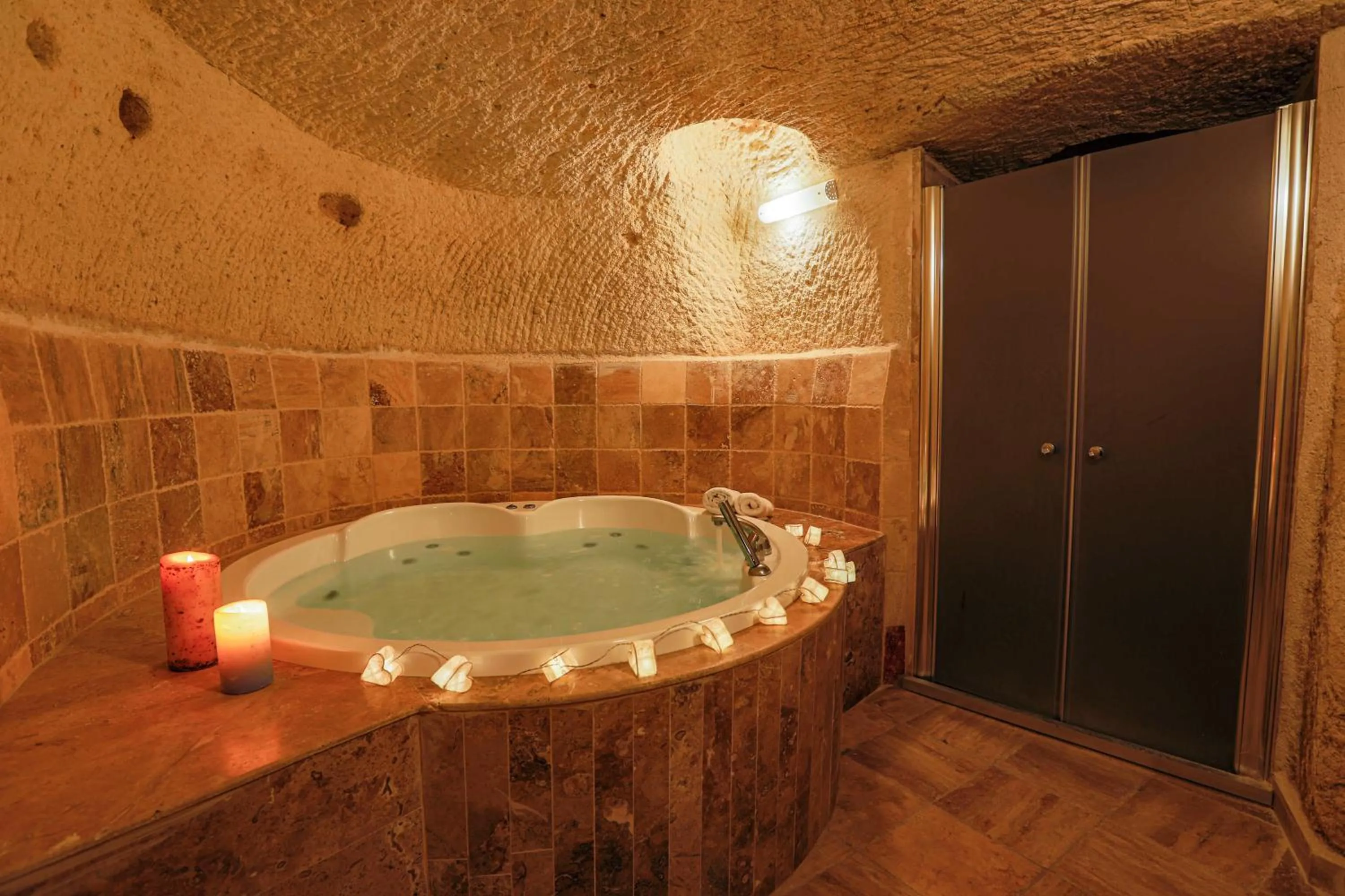 Bath in Sinasos Palace Cave Hotel