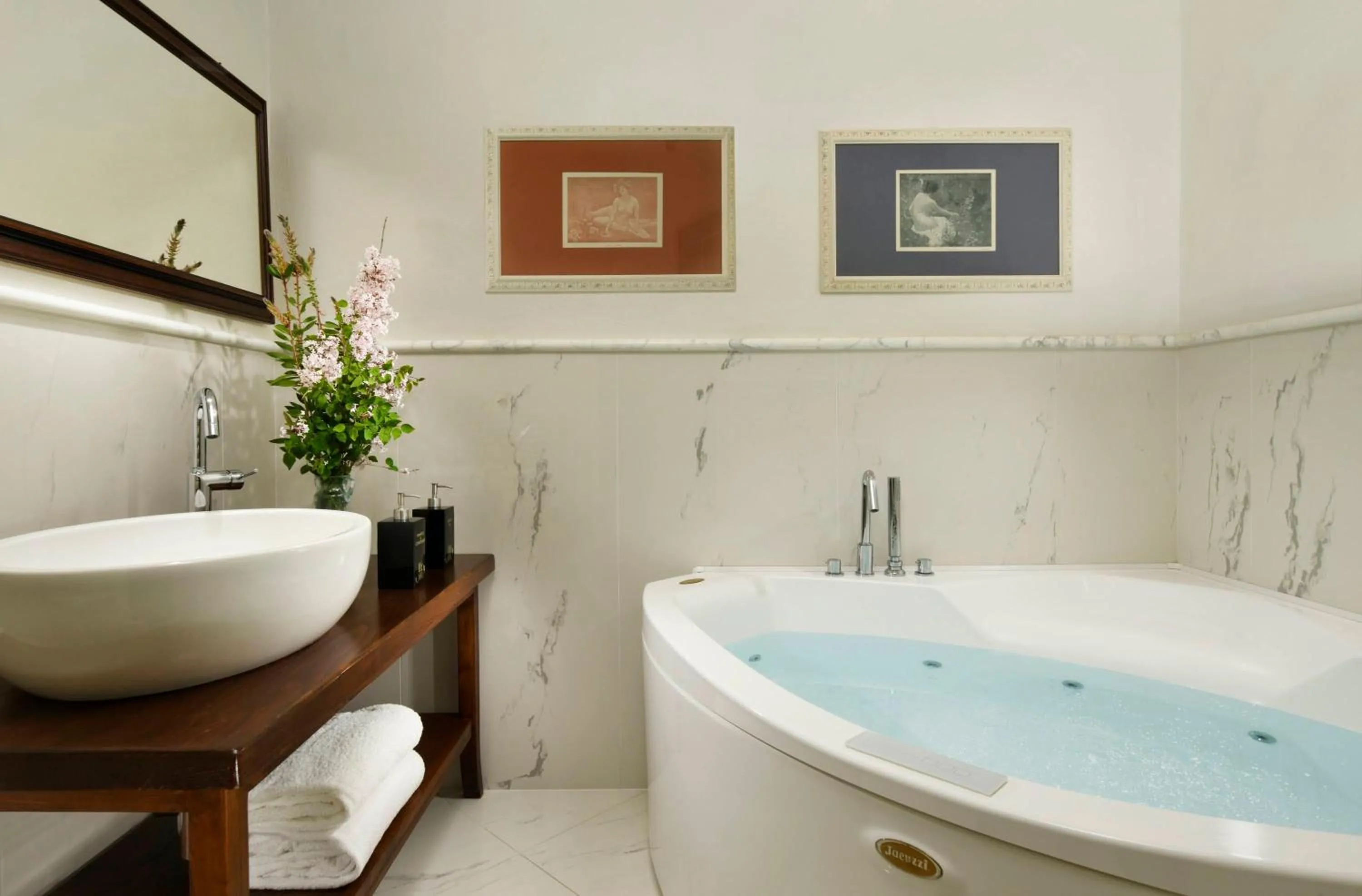 Hot Tub in Relais Villa Monte Solare Wellness & SPA