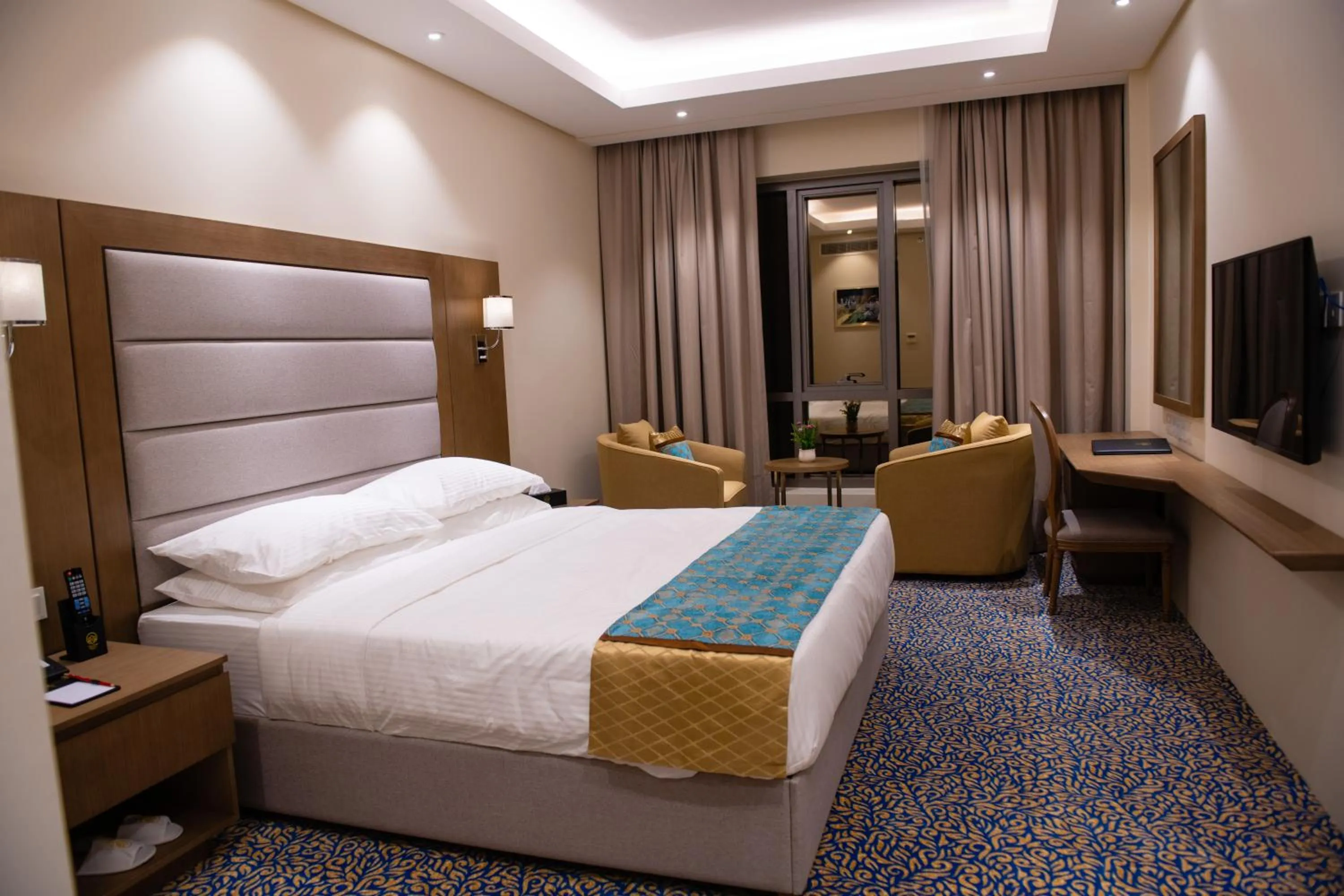 TV and multimedia, Bed in ROZANA HOTEL