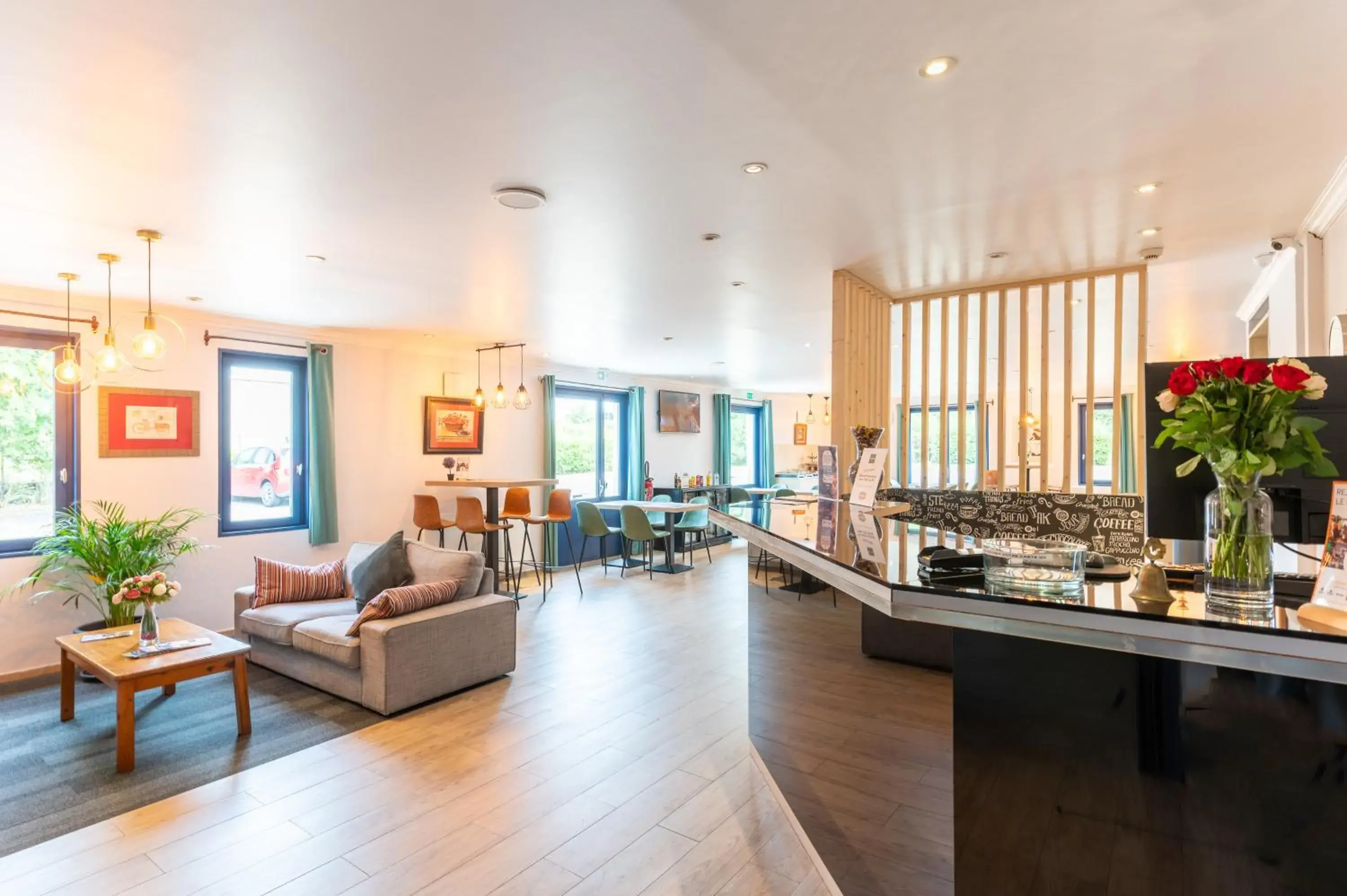 Property building in KYRIAD CREIL - Chantilly Nord Property building in KYRIAD CREIL - Chantilly Nord