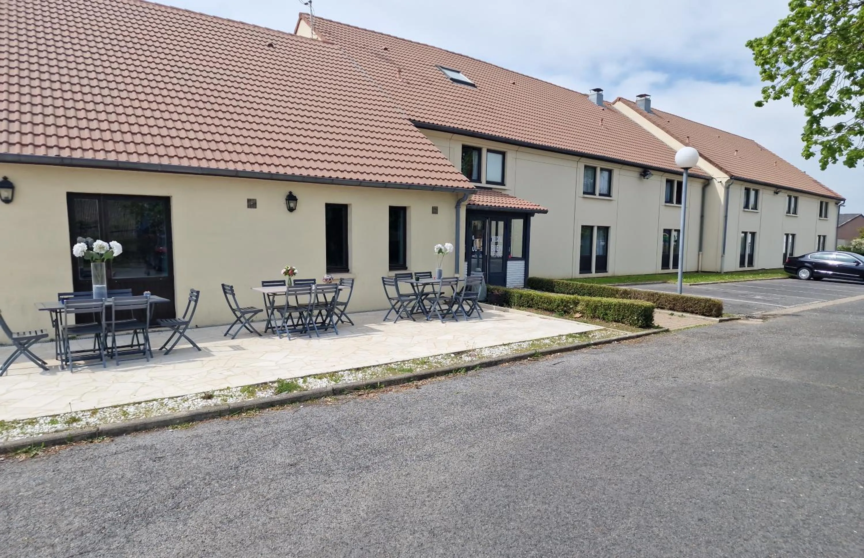 Facade/entrance in KYRIAD CREIL - Chantilly Nord