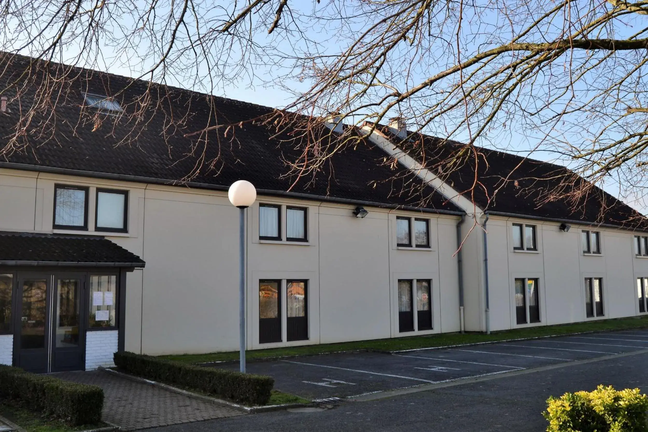 Property building in KYRIAD CREIL - Chantilly Nord Property building in KYRIAD CREIL - Chantilly Nord