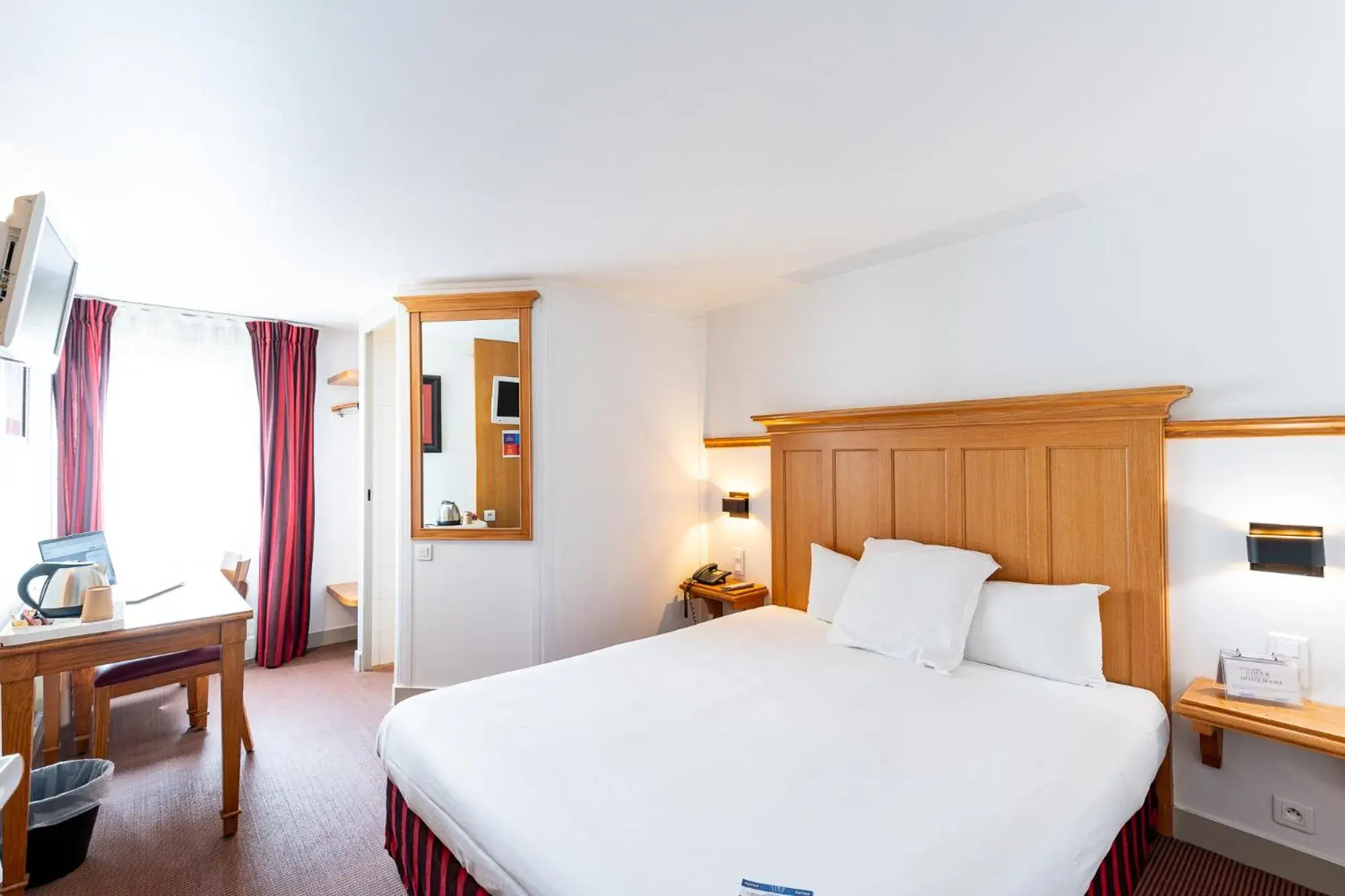 Property building, Bed in KYRIAD CREIL - Chantilly Nord Property building, Bed in KYRIAD CREIL - Chantilly Nord