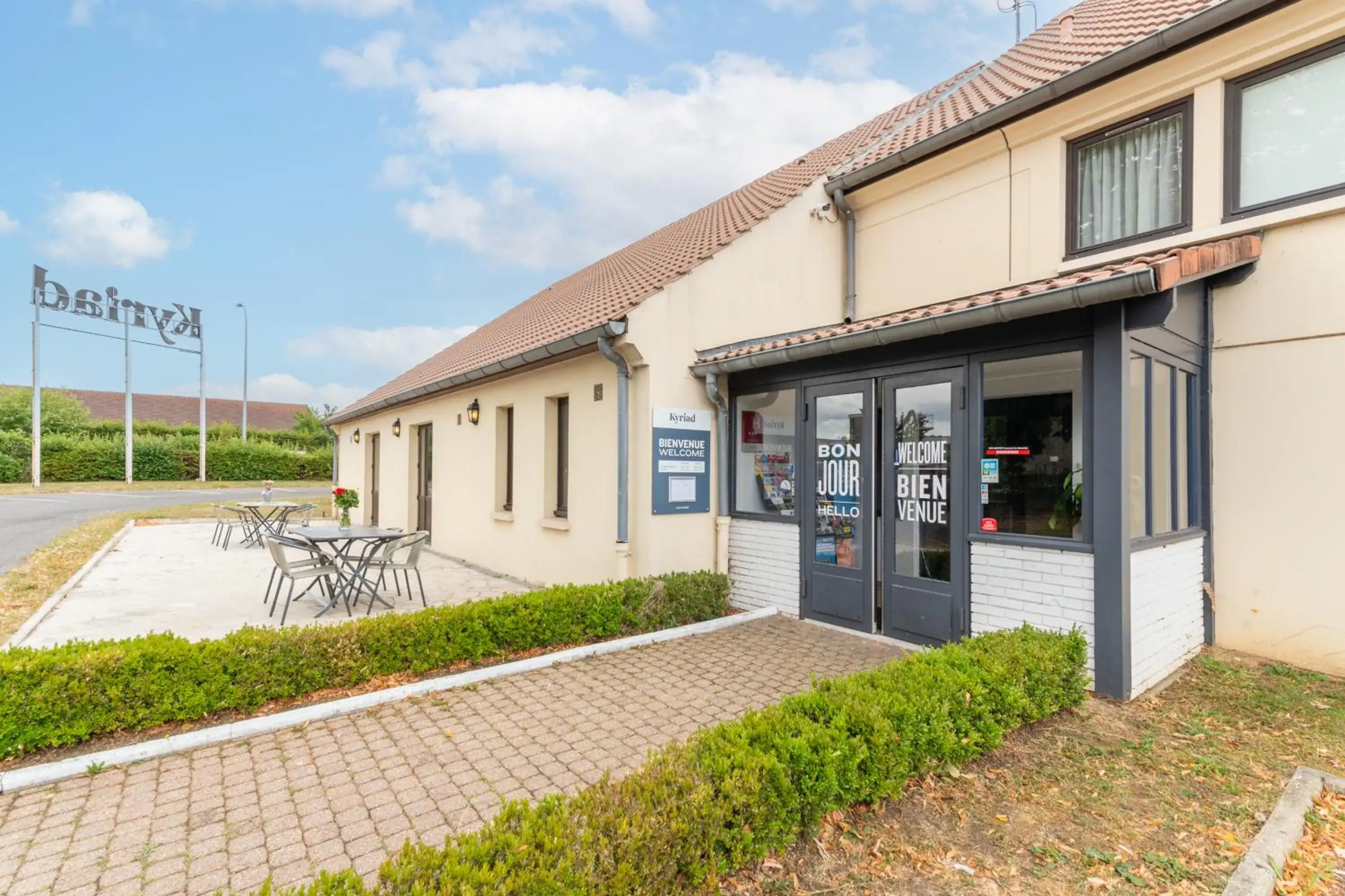 Property building in KYRIAD CREIL - Chantilly Nord Property building in KYRIAD CREIL - Chantilly Nord