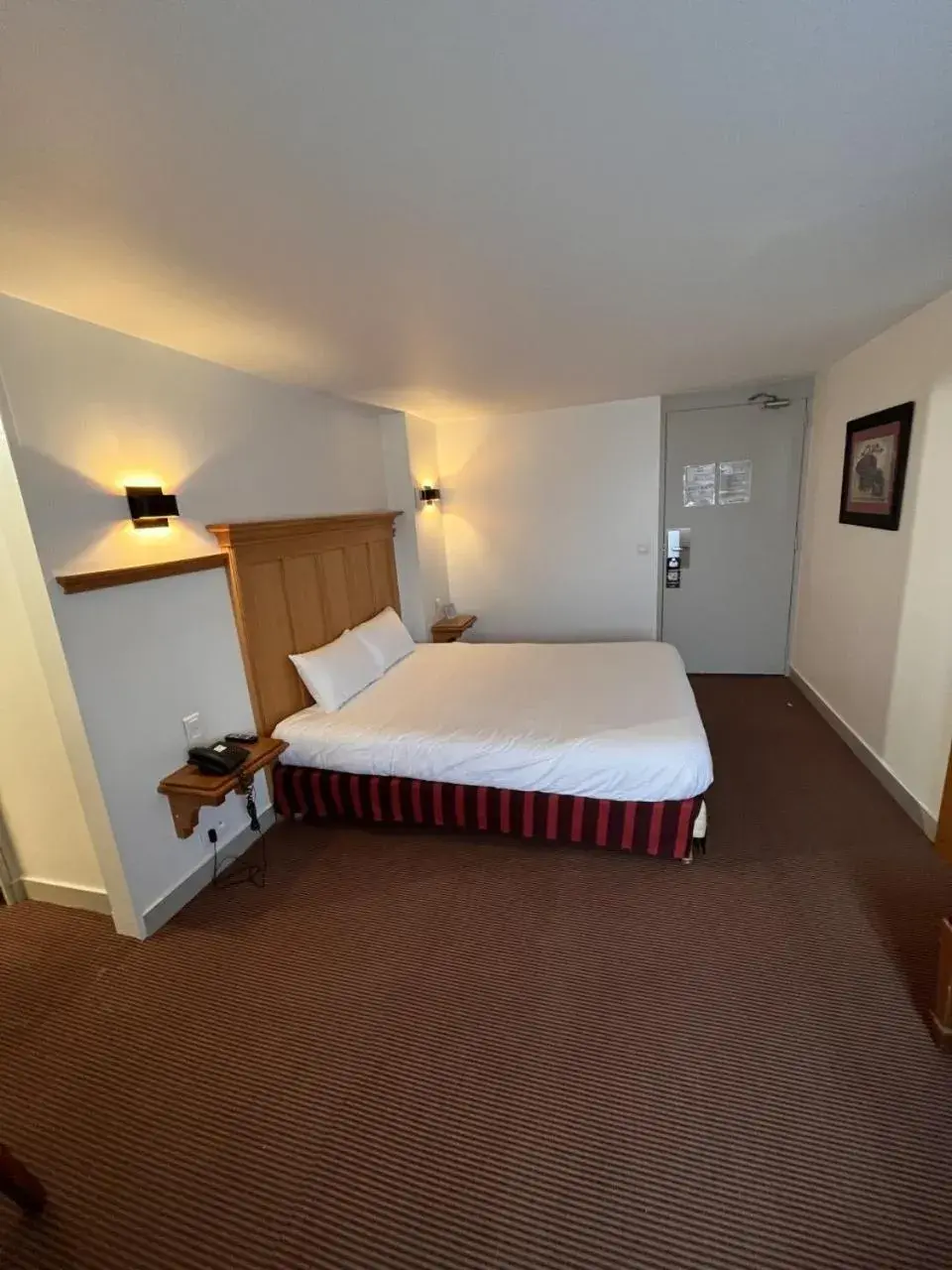 Property building, Bed in KYRIAD CREIL - Chantilly Nord Property building, Bed in KYRIAD CREIL - Chantilly Nord