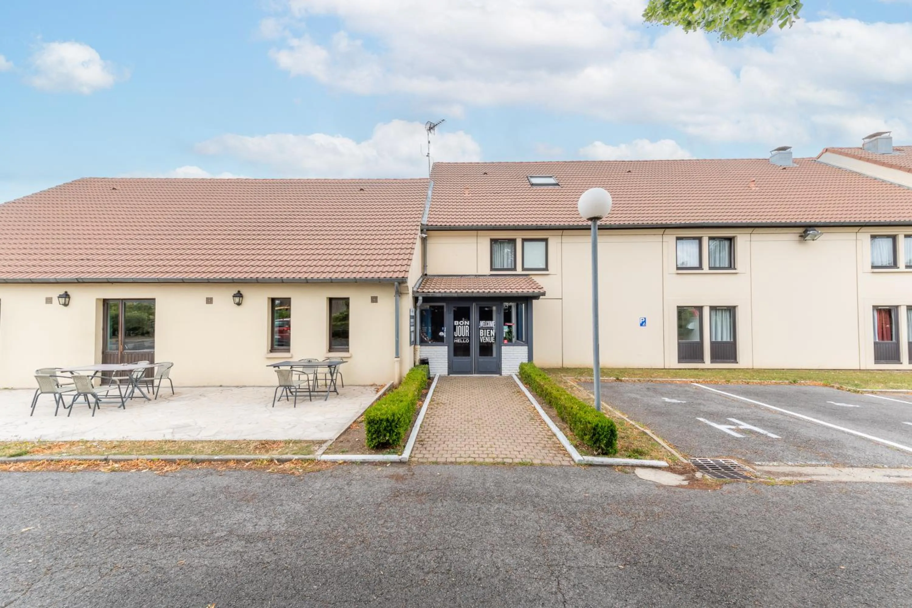 Property building in KYRIAD CREIL - Chantilly Nord