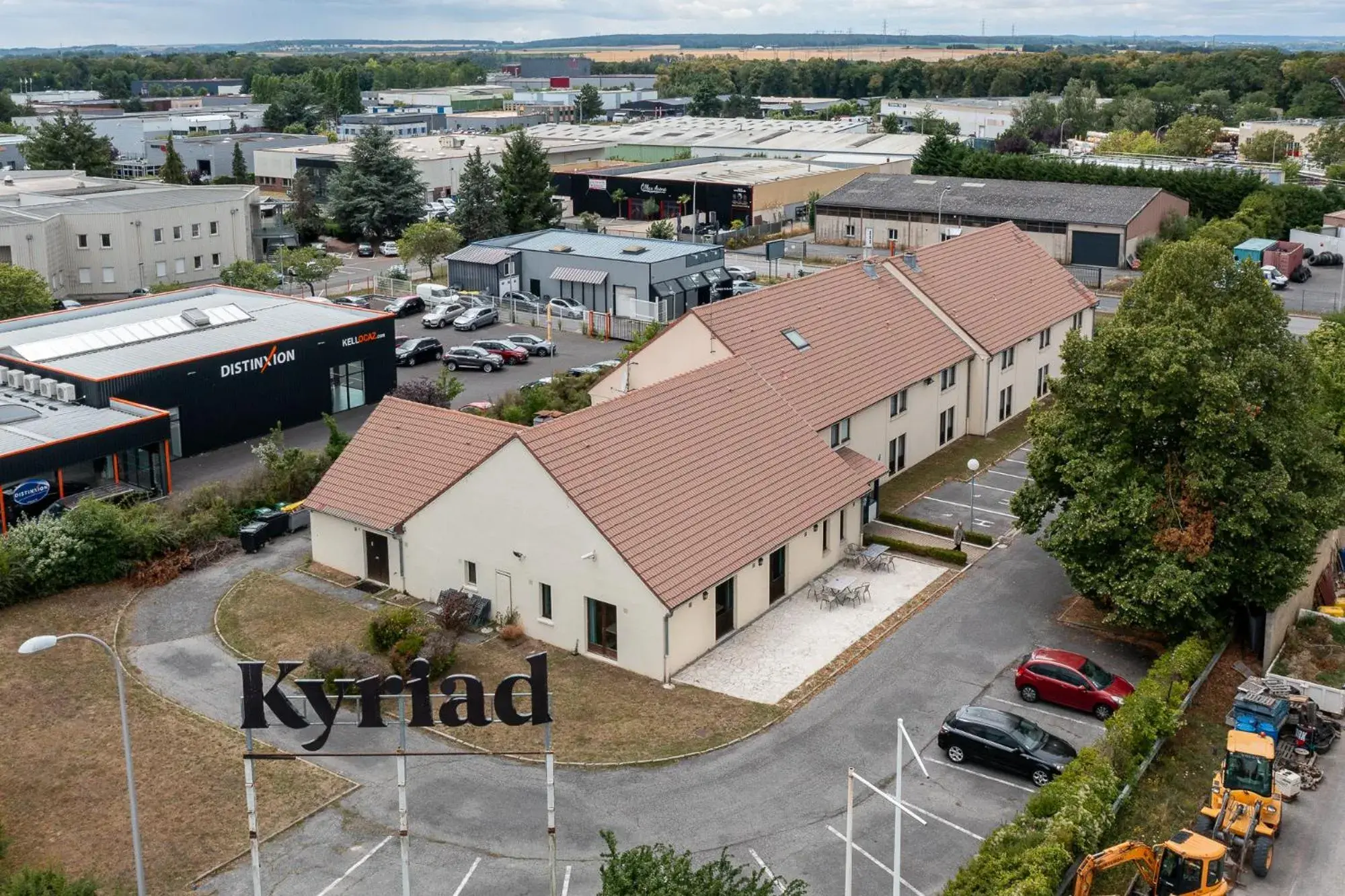 Property building in KYRIAD CREIL - Chantilly Nord Property building in KYRIAD CREIL - Chantilly Nord