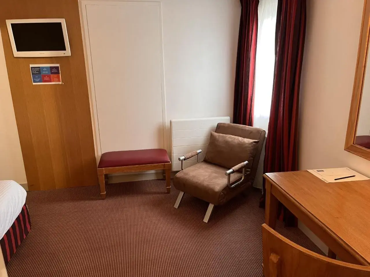 Property building, Bed in KYRIAD CREIL - Chantilly Nord Property building, Bed in KYRIAD CREIL - Chantilly Nord