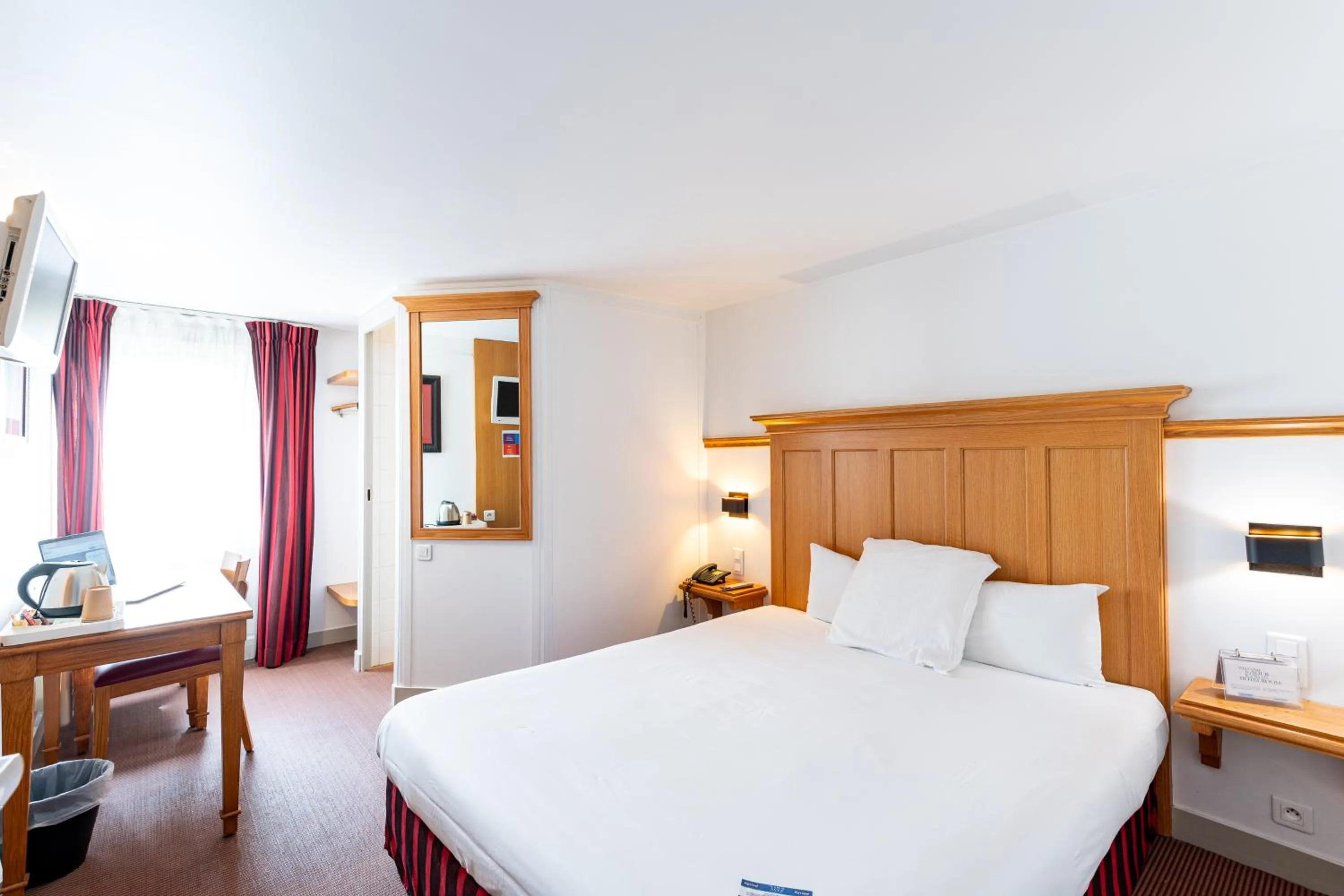 Photo of the whole room, Bed in KYRIAD CREIL - Chantilly Nord