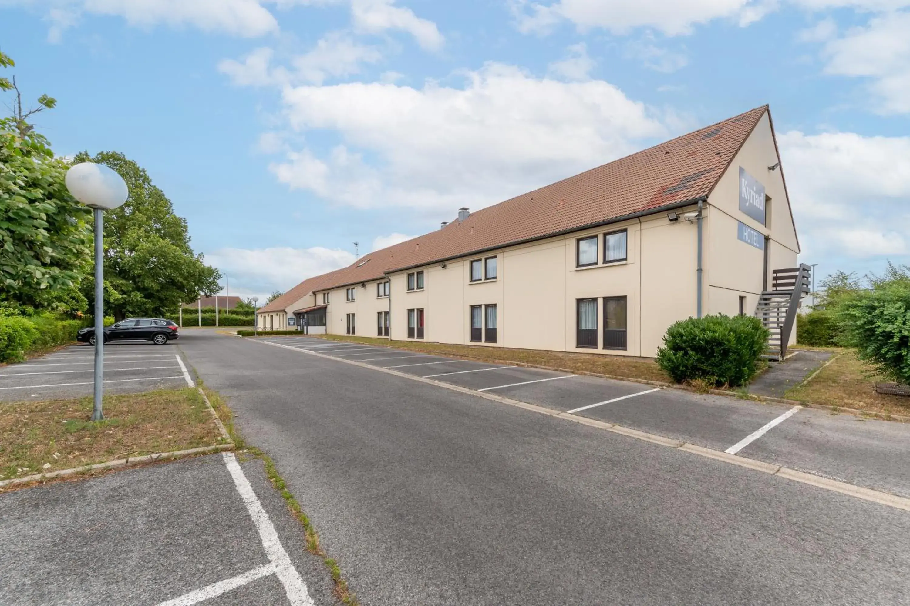 Property building in KYRIAD CREIL - Chantilly Nord Property building in KYRIAD CREIL - Chantilly Nord