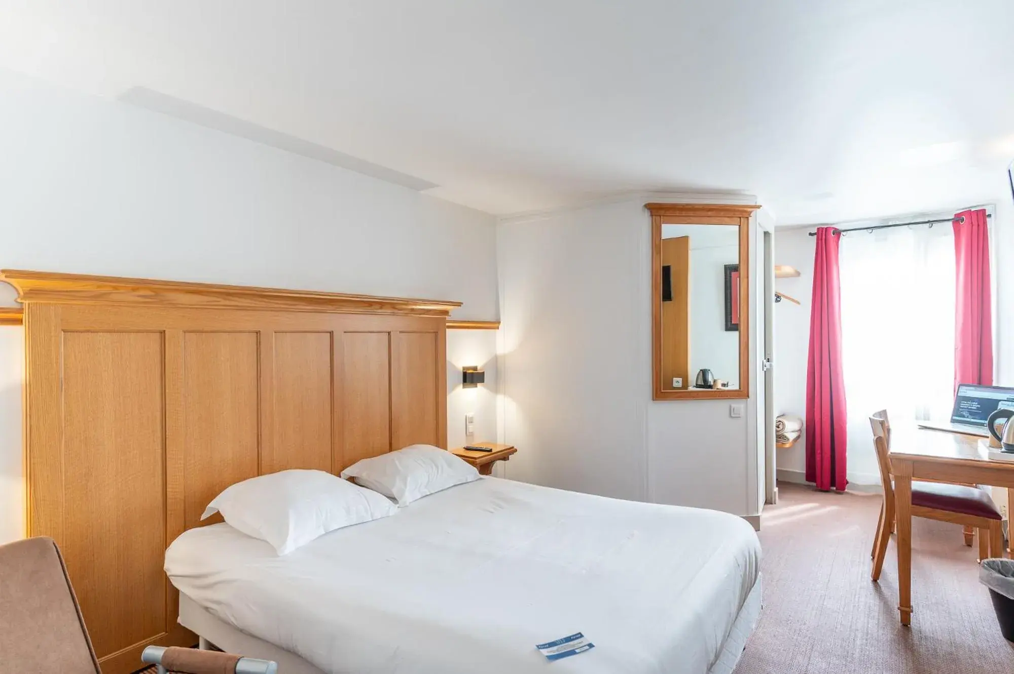 Property building, Bed in KYRIAD CREIL - Chantilly Nord Property building, Bed in KYRIAD CREIL - Chantilly Nord