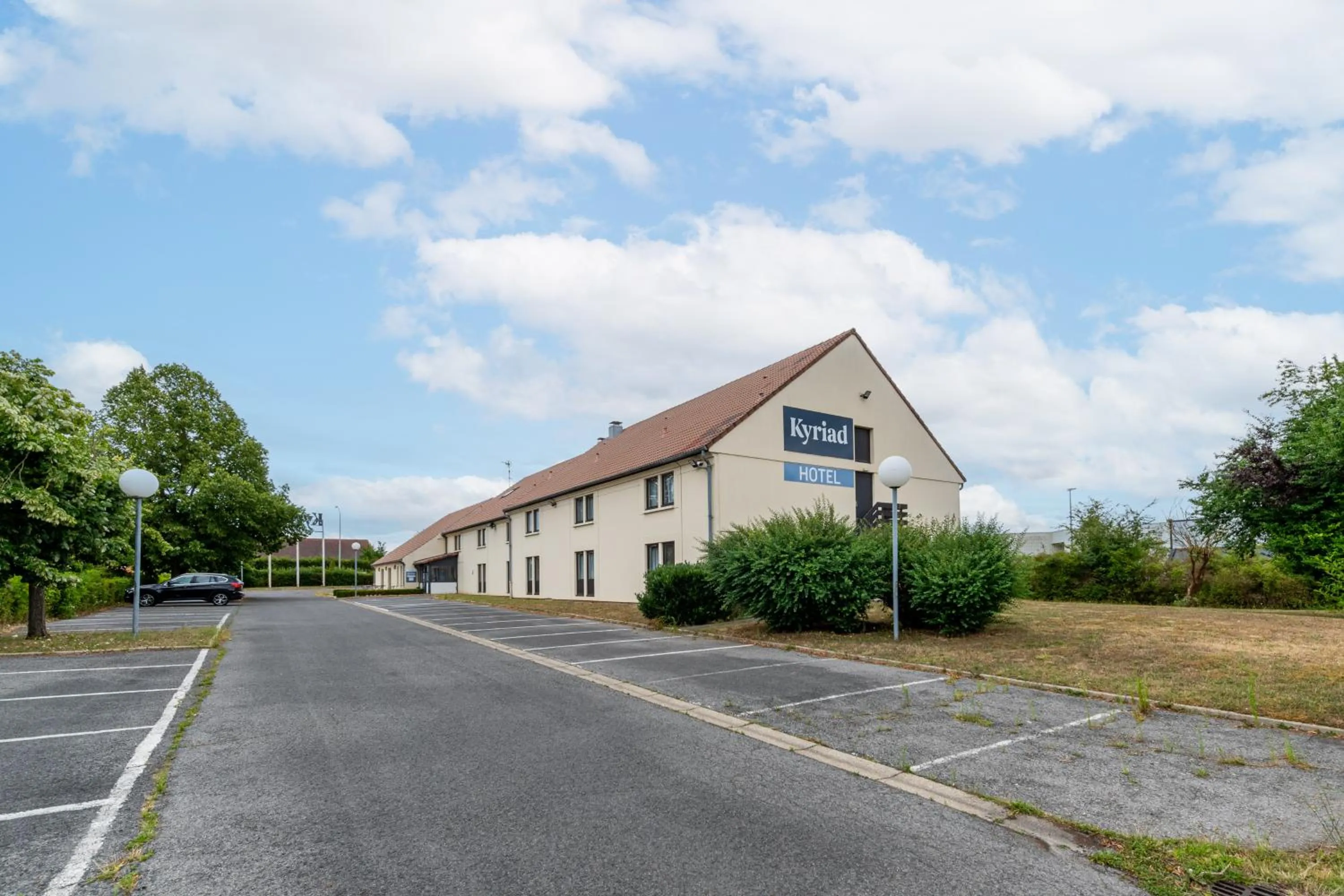 Property building in KYRIAD CREIL - Chantilly Nord