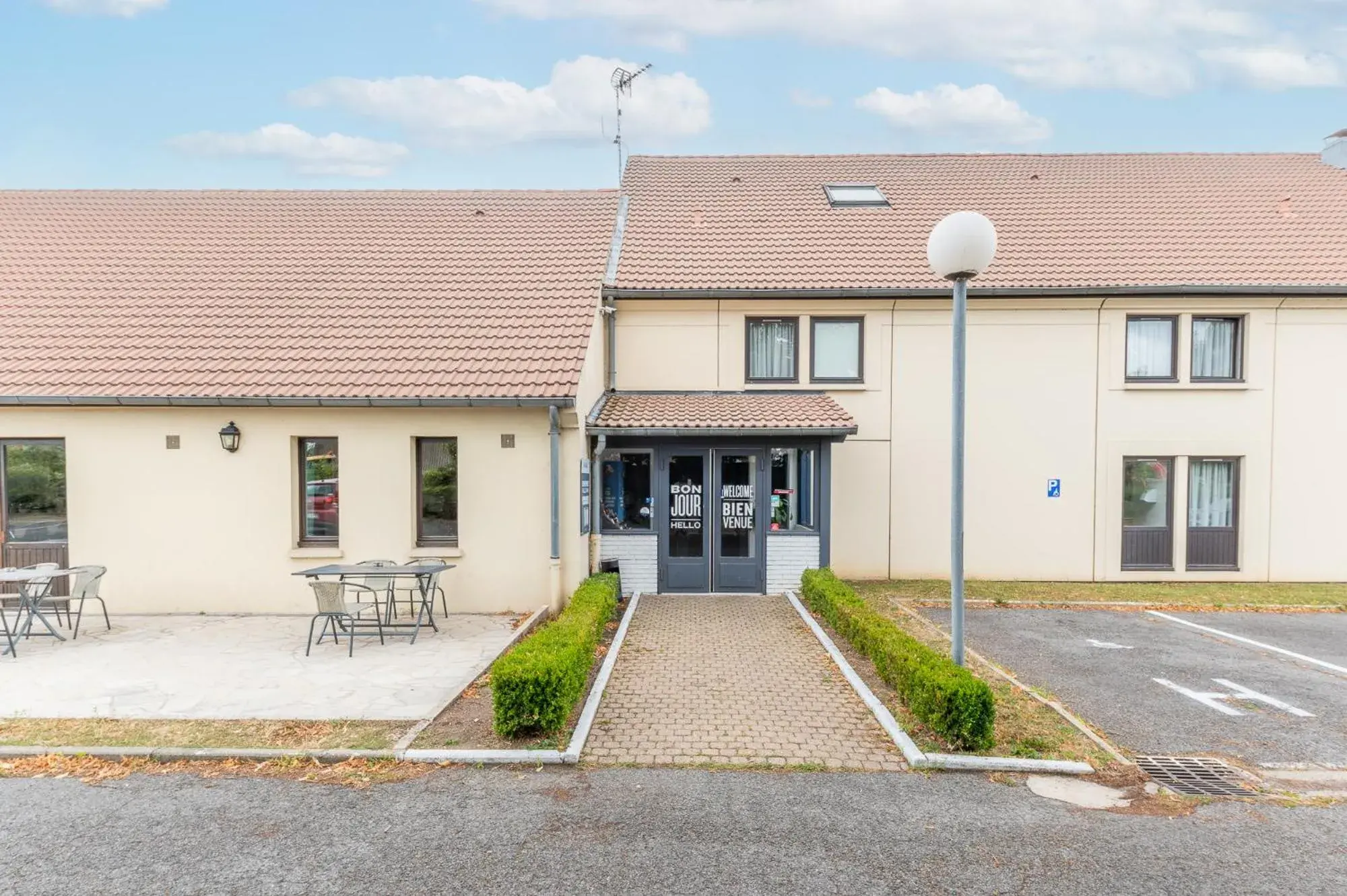 Property building in KYRIAD CREIL - Chantilly Nord Property building in KYRIAD CREIL - Chantilly Nord