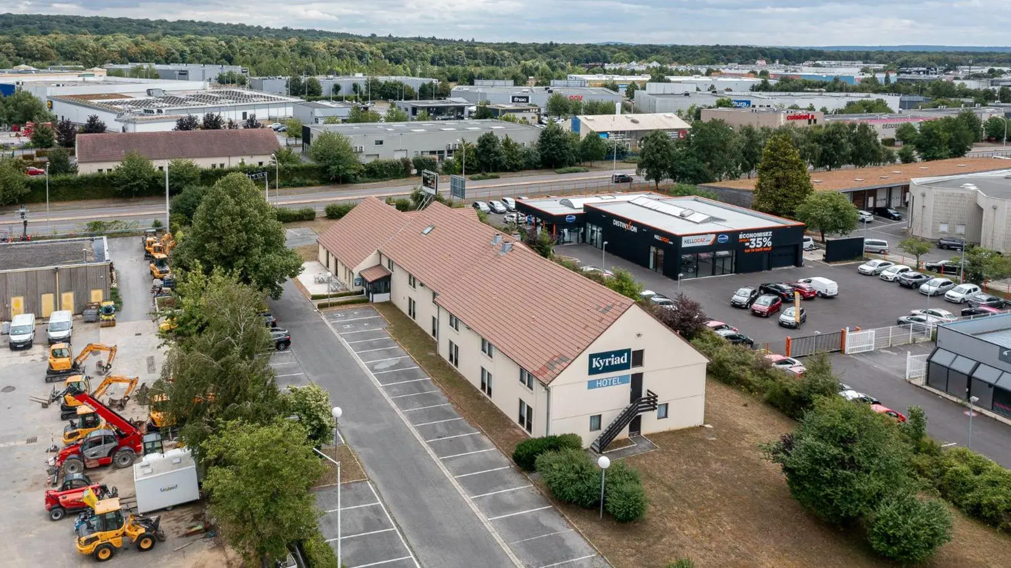 Property building in KYRIAD CREIL - Chantilly Nord Property building in KYRIAD CREIL - Chantilly Nord