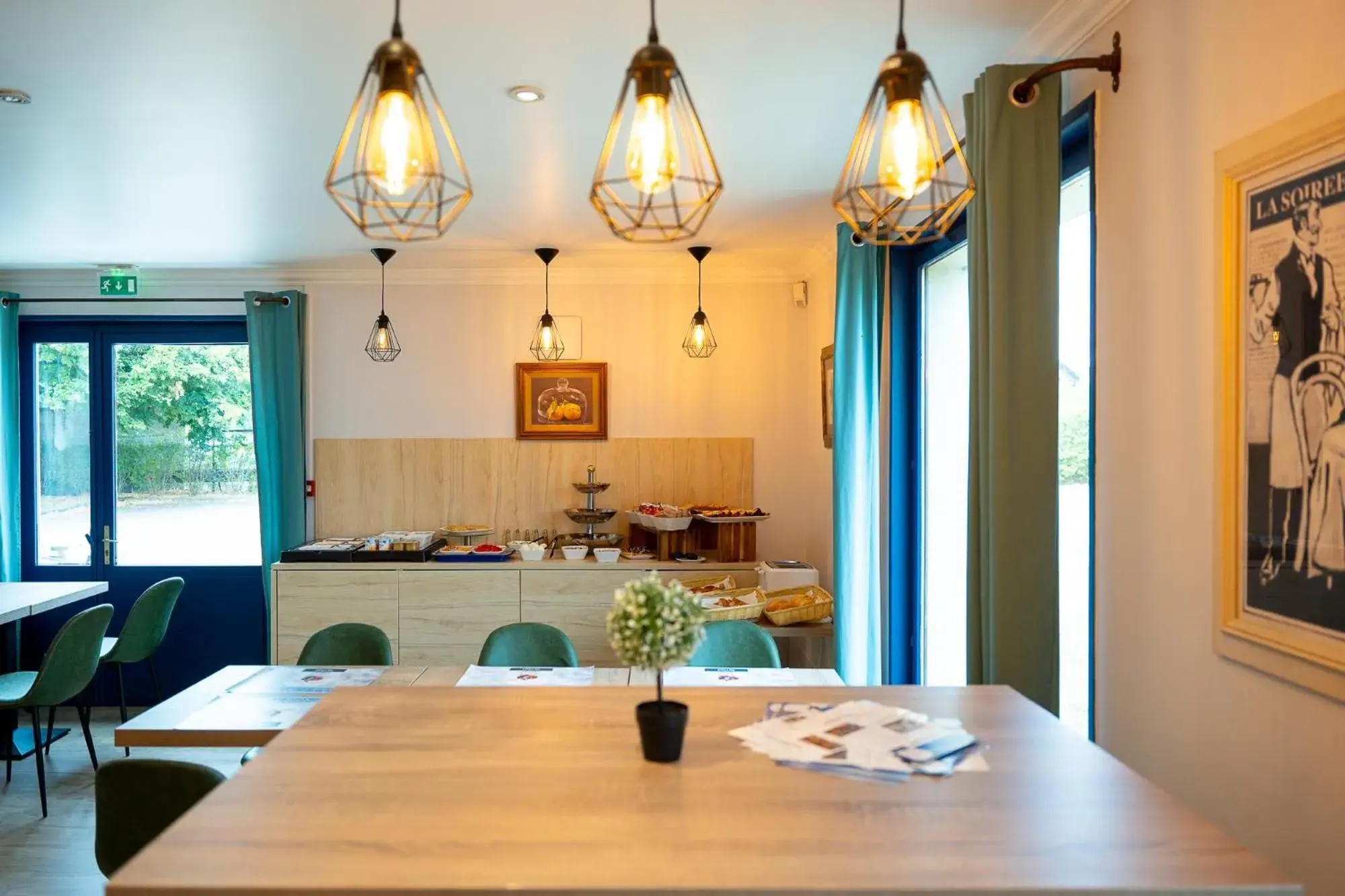 Property building in KYRIAD CREIL - Chantilly Nord Property building in KYRIAD CREIL - Chantilly Nord