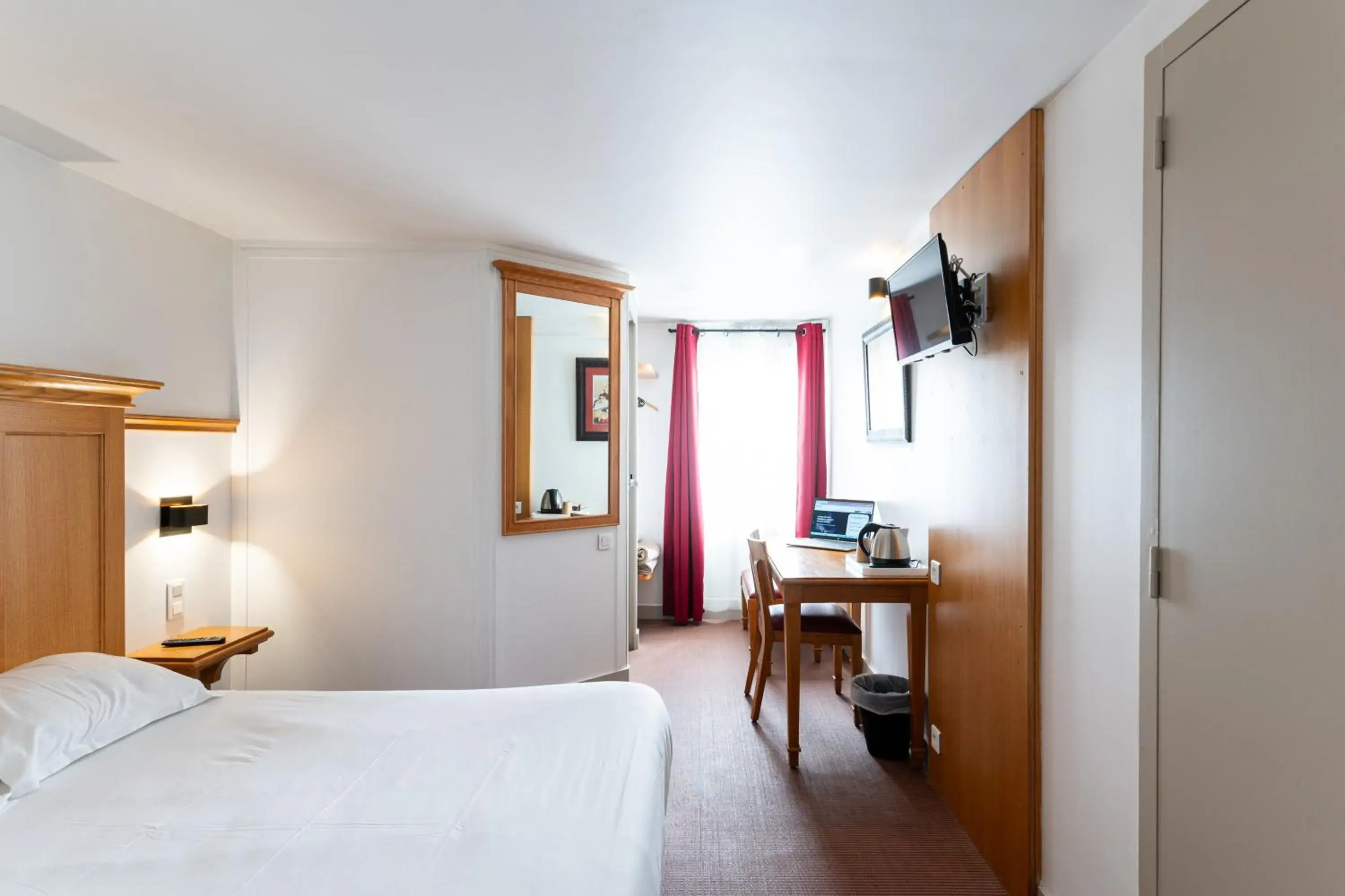 Property building, Bed in KYRIAD CREIL - Chantilly Nord Property building, Bed in KYRIAD CREIL - Chantilly Nord