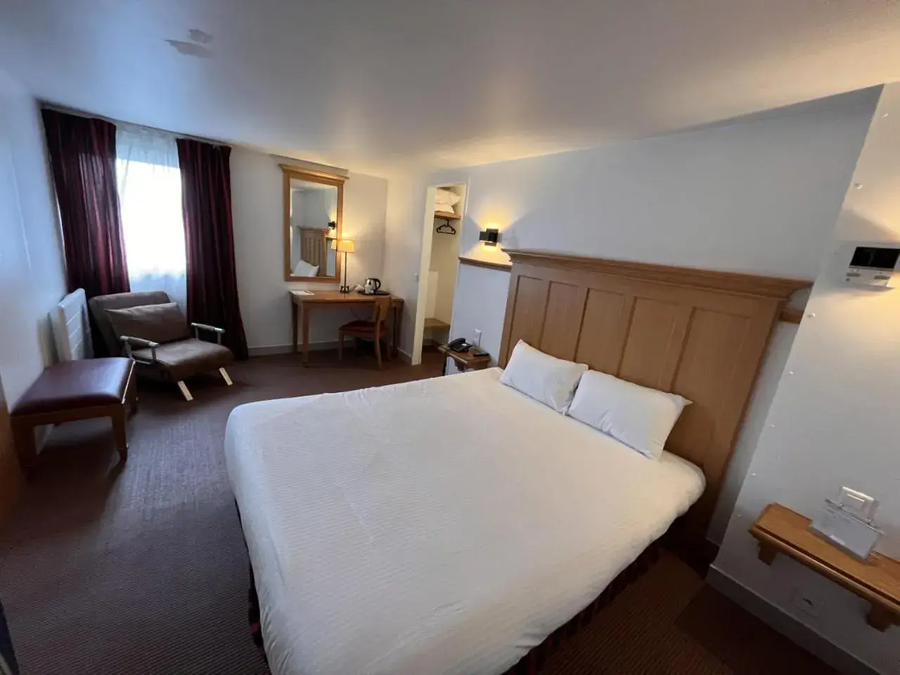Photo of the whole room, Bed in KYRIAD CREIL - Chantilly Nord Photo of the whole room, Bed in KYRIAD CREIL - Chantilly Nord