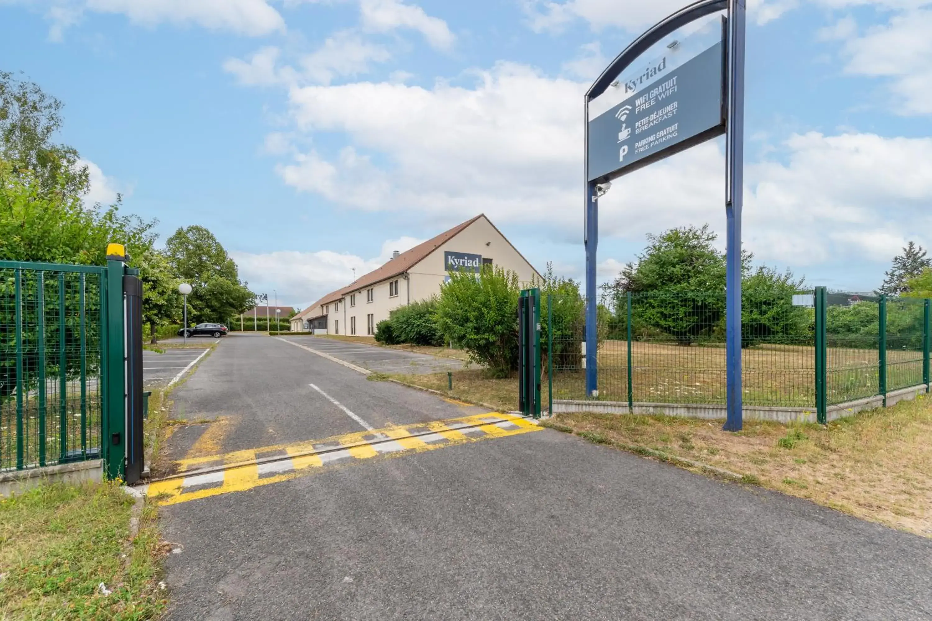 Property building in KYRIAD CREIL - Chantilly Nord Property building in KYRIAD CREIL - Chantilly Nord