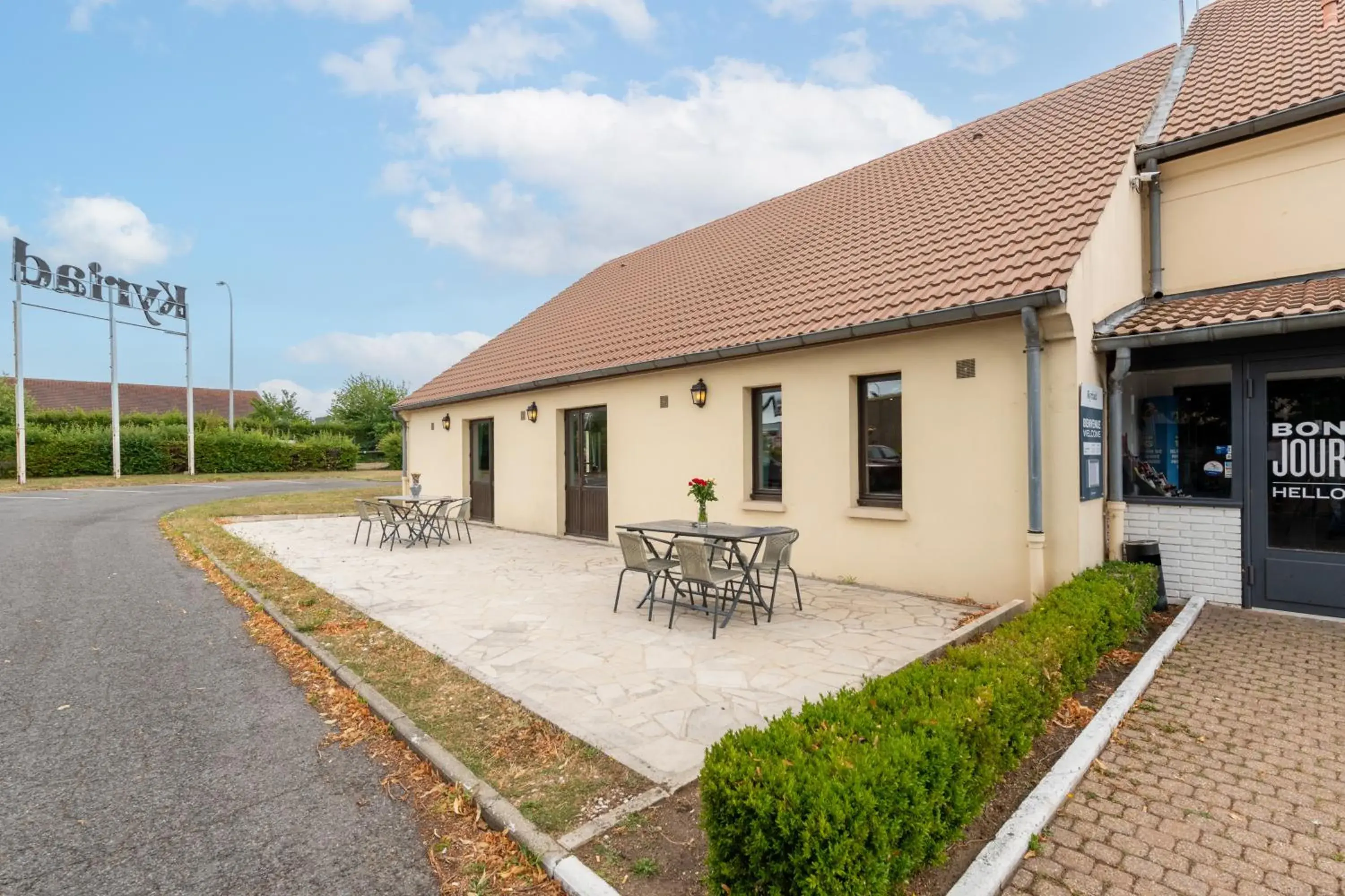 Property building in KYRIAD CREIL - Chantilly Nord Property building in KYRIAD CREIL - Chantilly Nord