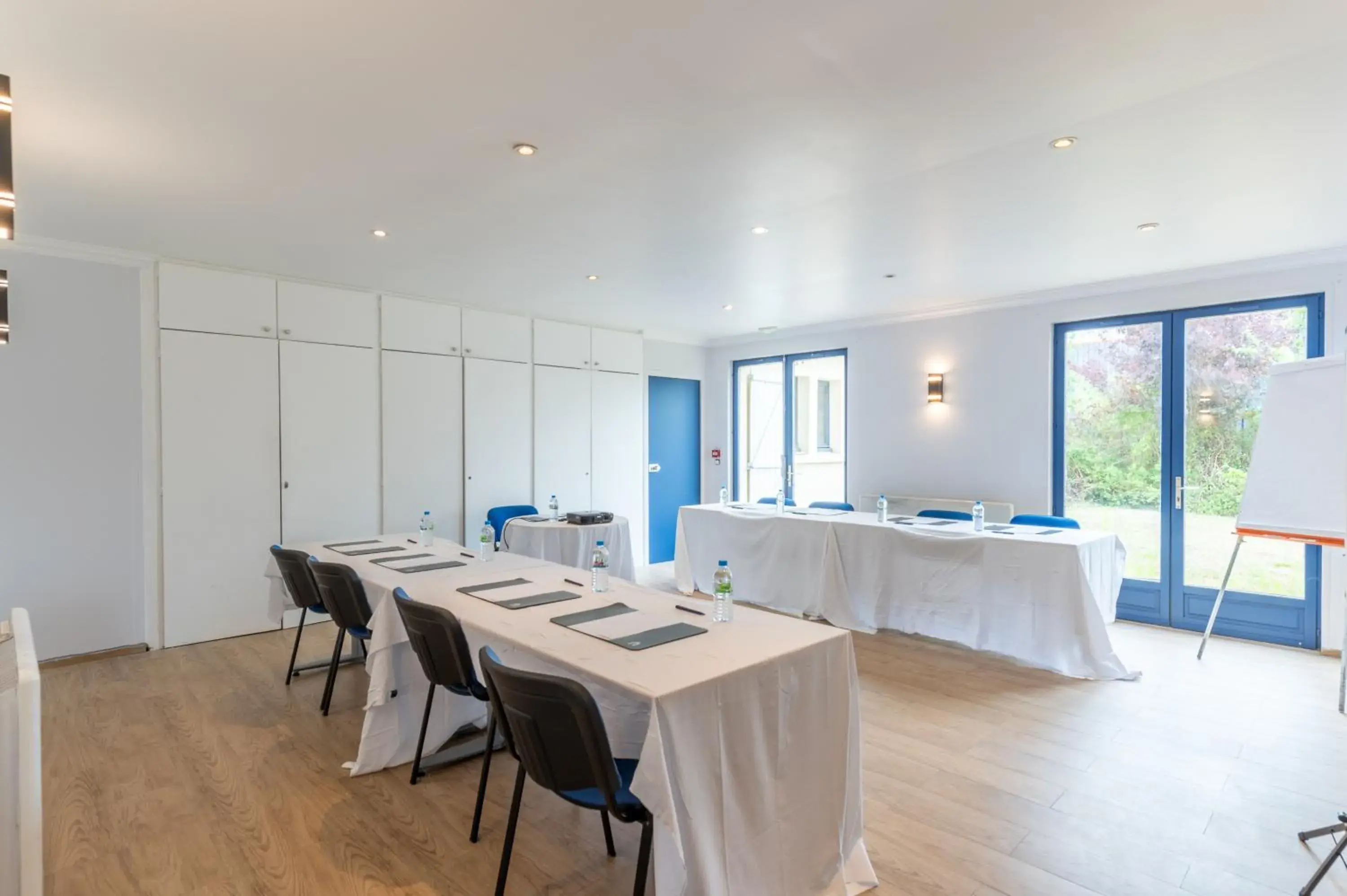 Property building in KYRIAD CREIL - Chantilly Nord Property building in KYRIAD CREIL - Chantilly Nord
