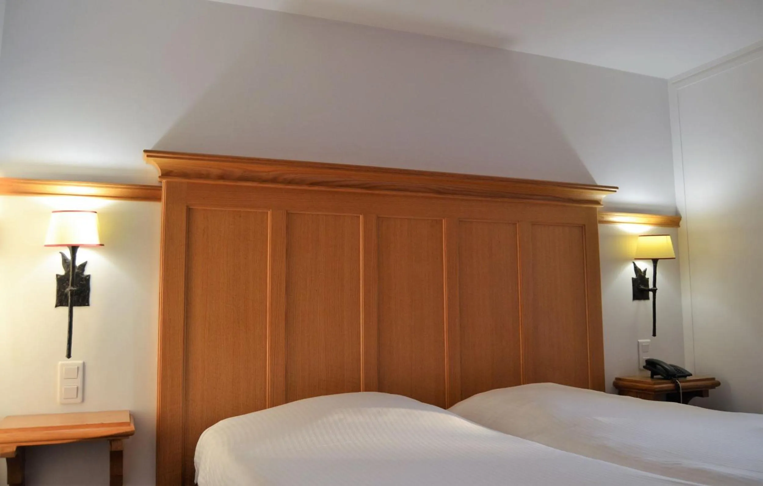 Property building, Bed in KYRIAD CREIL - Chantilly Nord