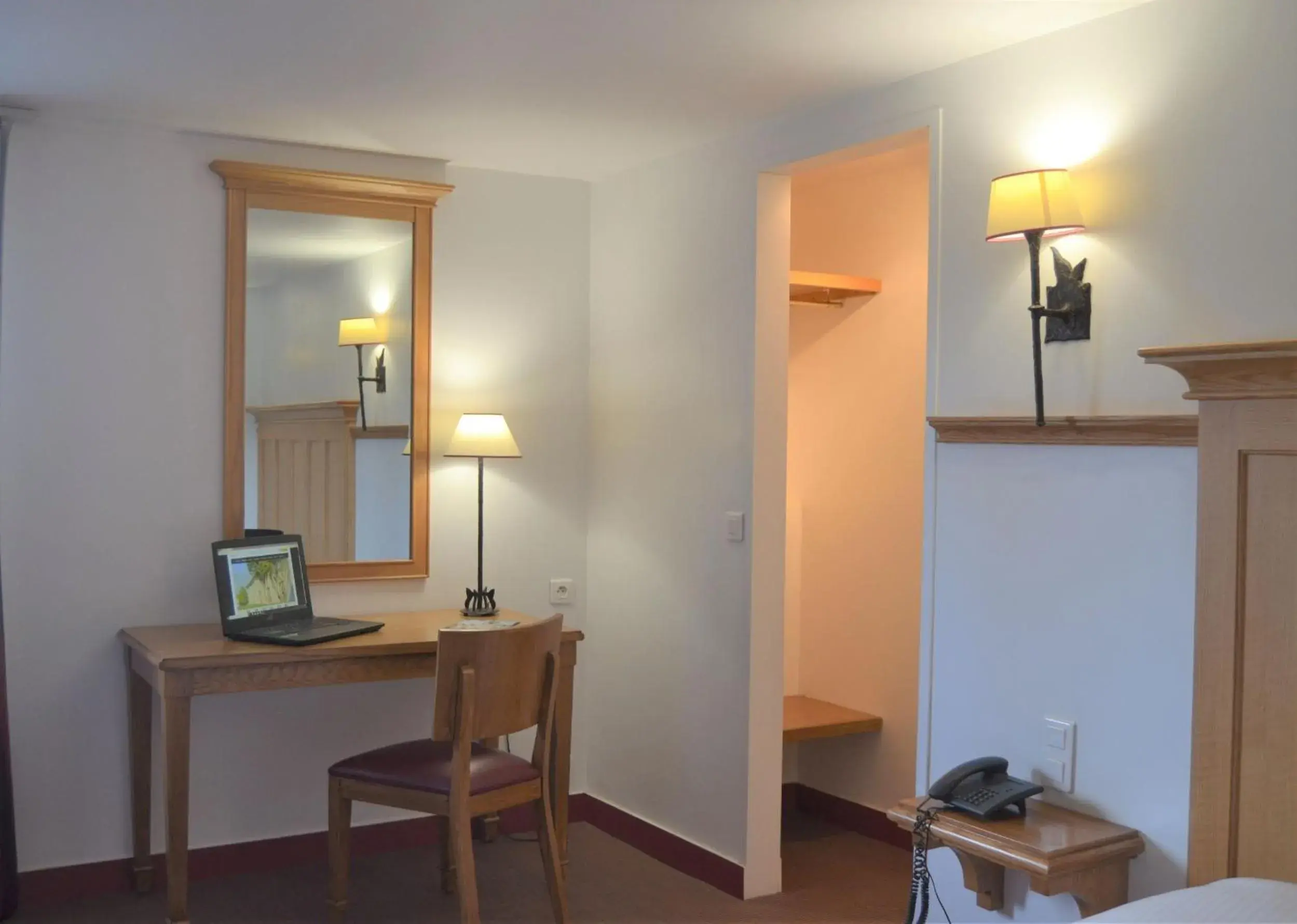 Property building, Bed in KYRIAD CREIL - Chantilly Nord Property building, Bed in KYRIAD CREIL - Chantilly Nord