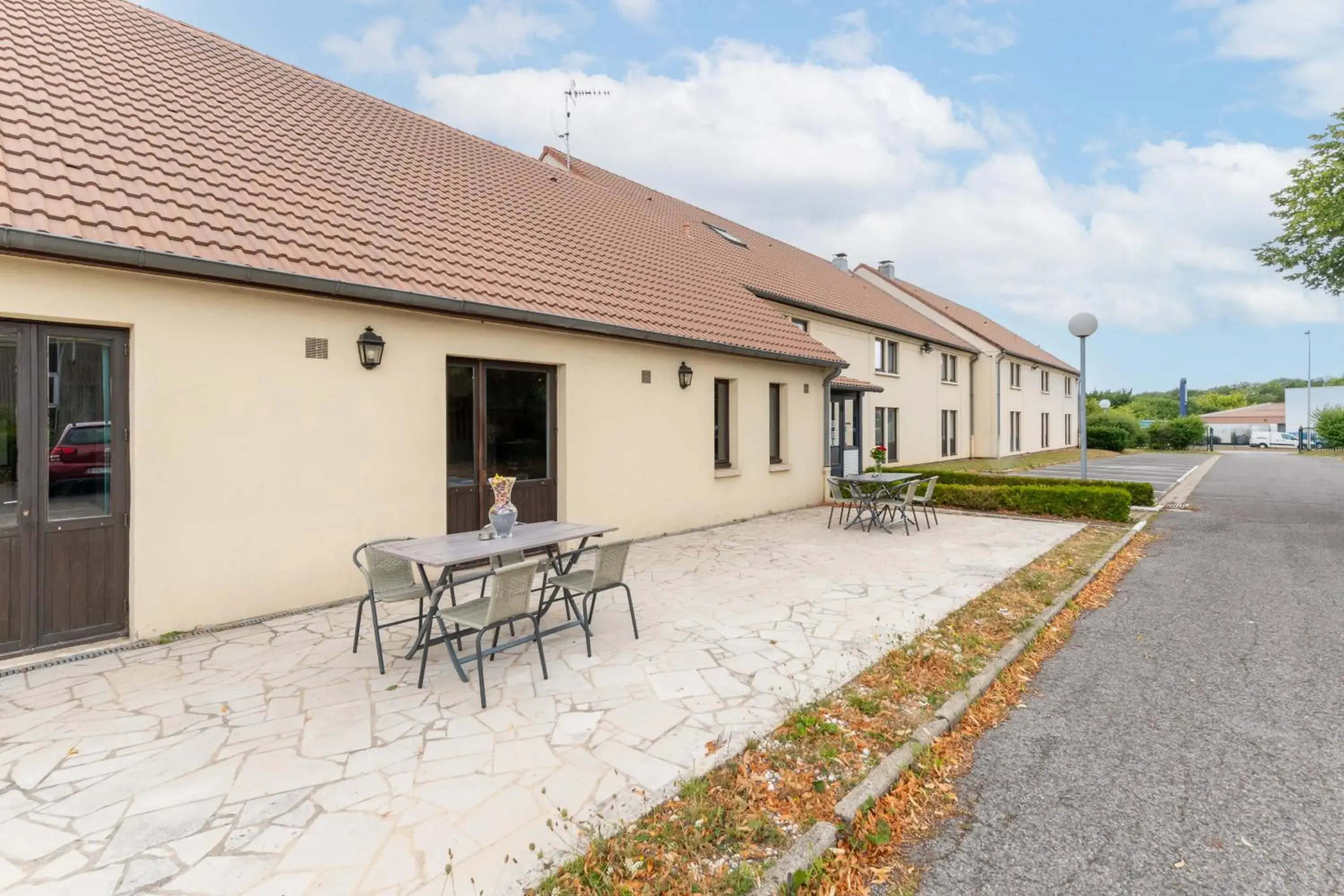 Property building in KYRIAD CREIL - Chantilly Nord Property building in KYRIAD CREIL - Chantilly Nord