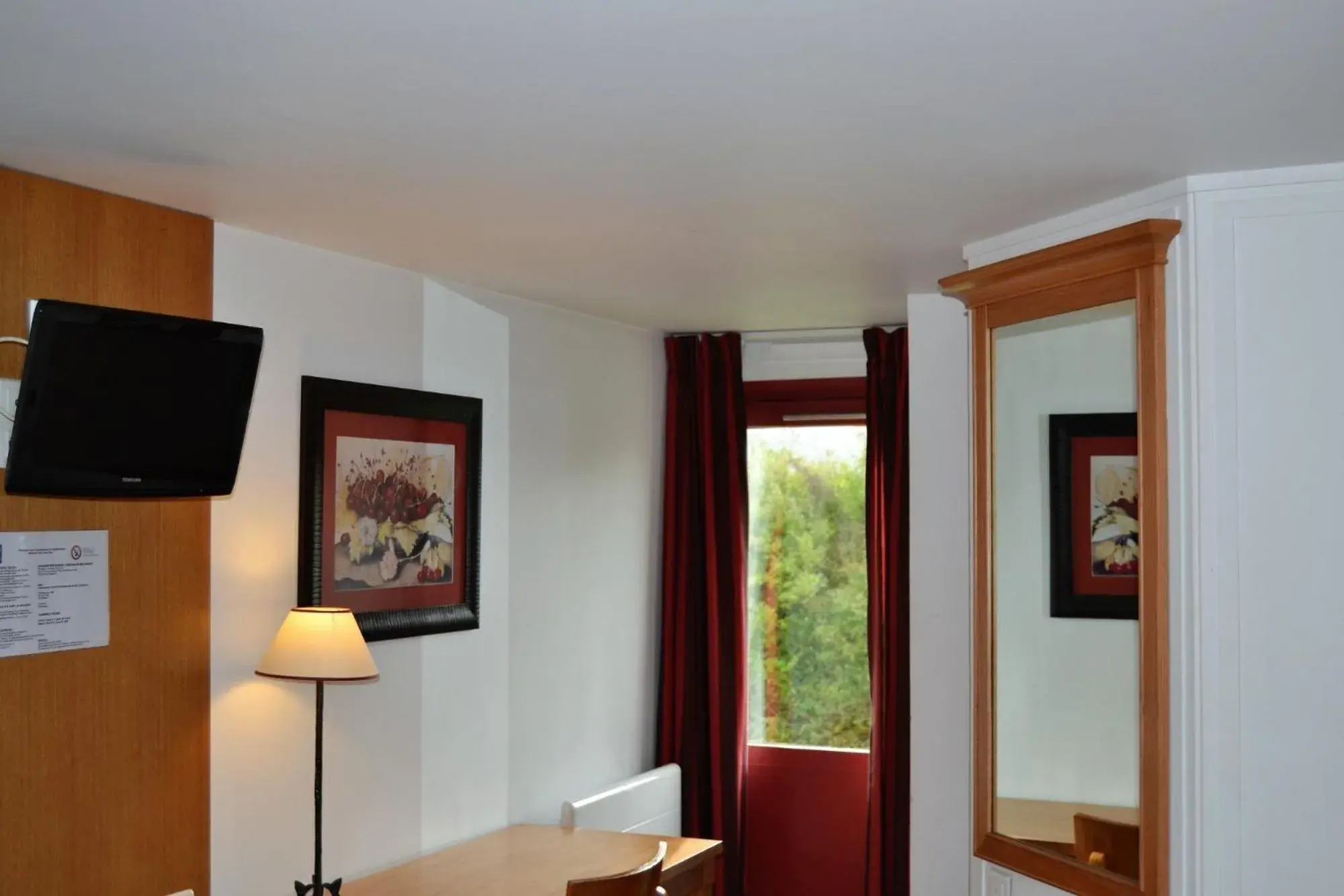 Property building in KYRIAD CREIL - Chantilly Nord Property building in KYRIAD CREIL - Chantilly Nord