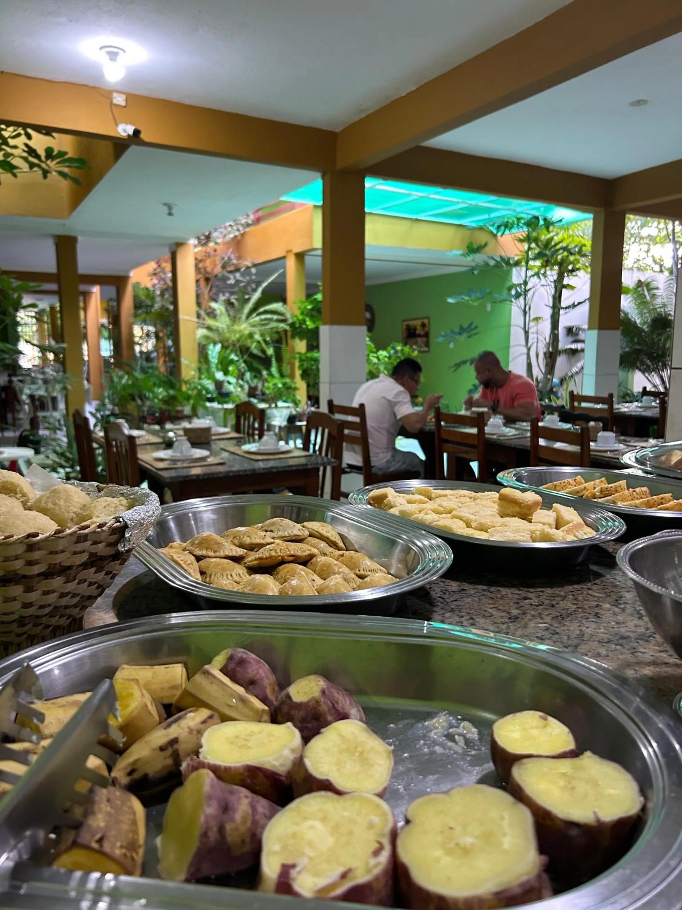 Buffet breakfast in Pousada Recanto Lagoa Azul