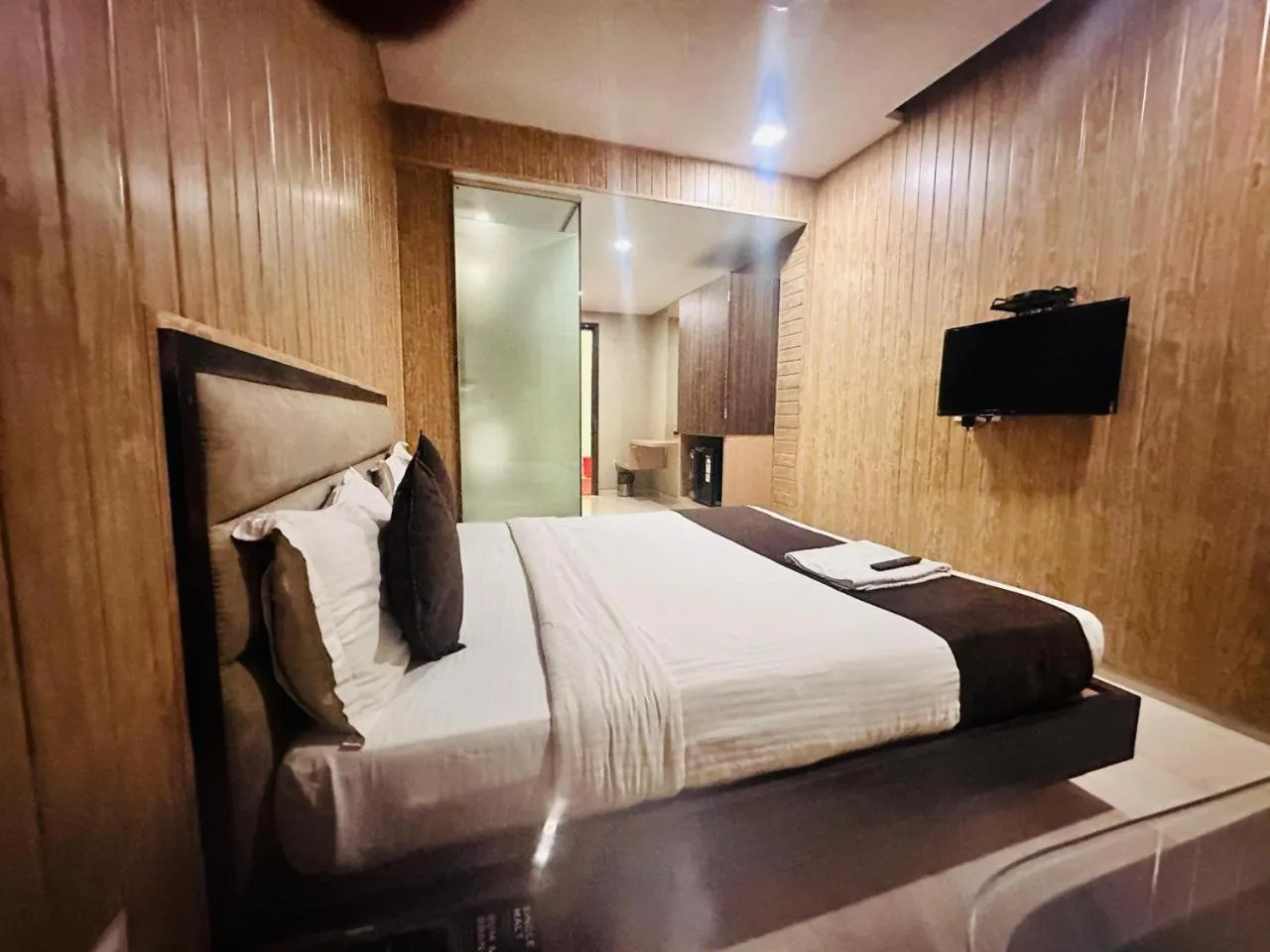 Bed in Hotel Merakee - Near Dahisar Mira Road Mumbai