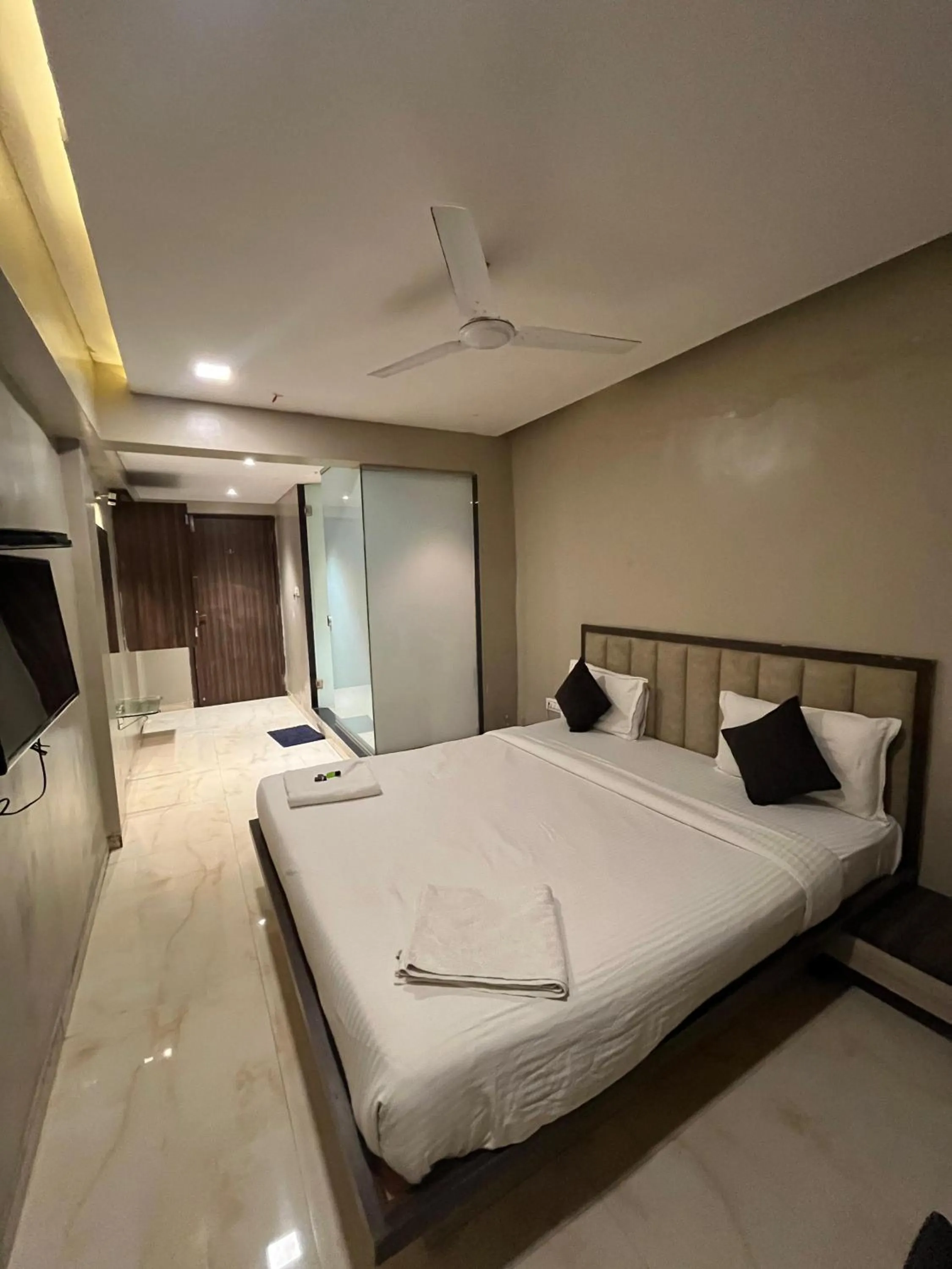 Bed in Hotel Merakee - Near Dahisar Mira Road Mumbai