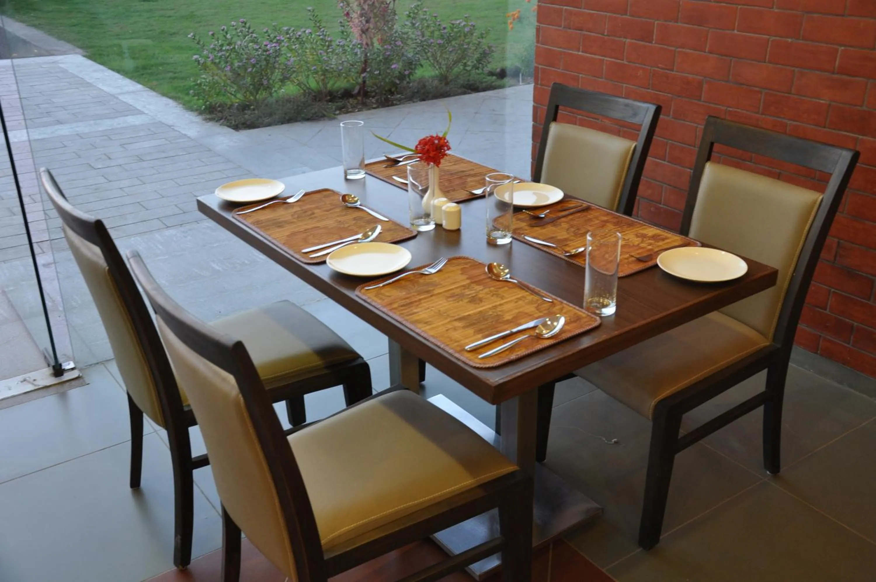 Restaurant/places to eat in Pride Biznotel Manjusar Vadodara Near Sokhda Lake