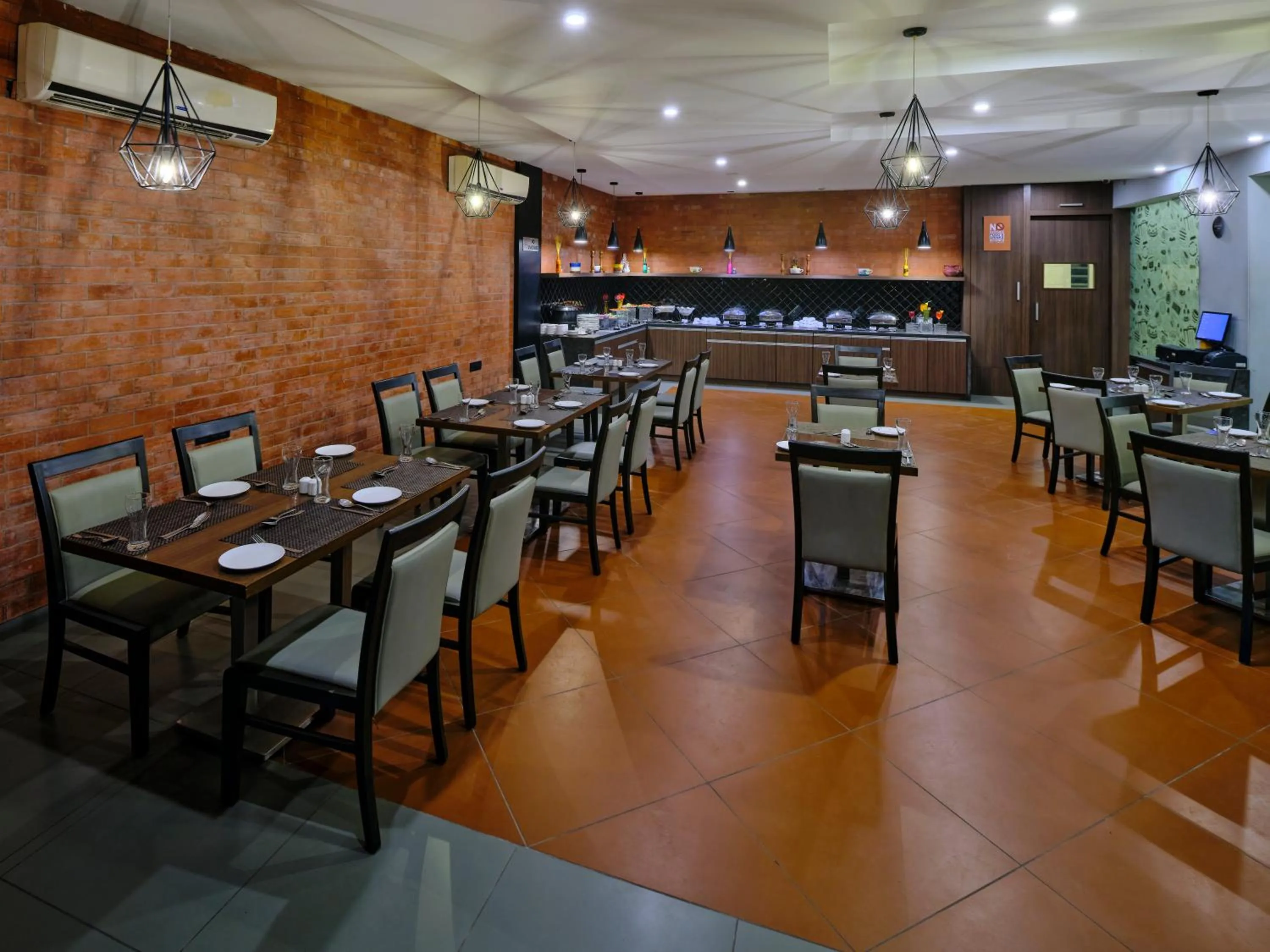 Restaurant/places to eat in Pride Biznotel Manjusar Vadodara Near Sokhda Lake