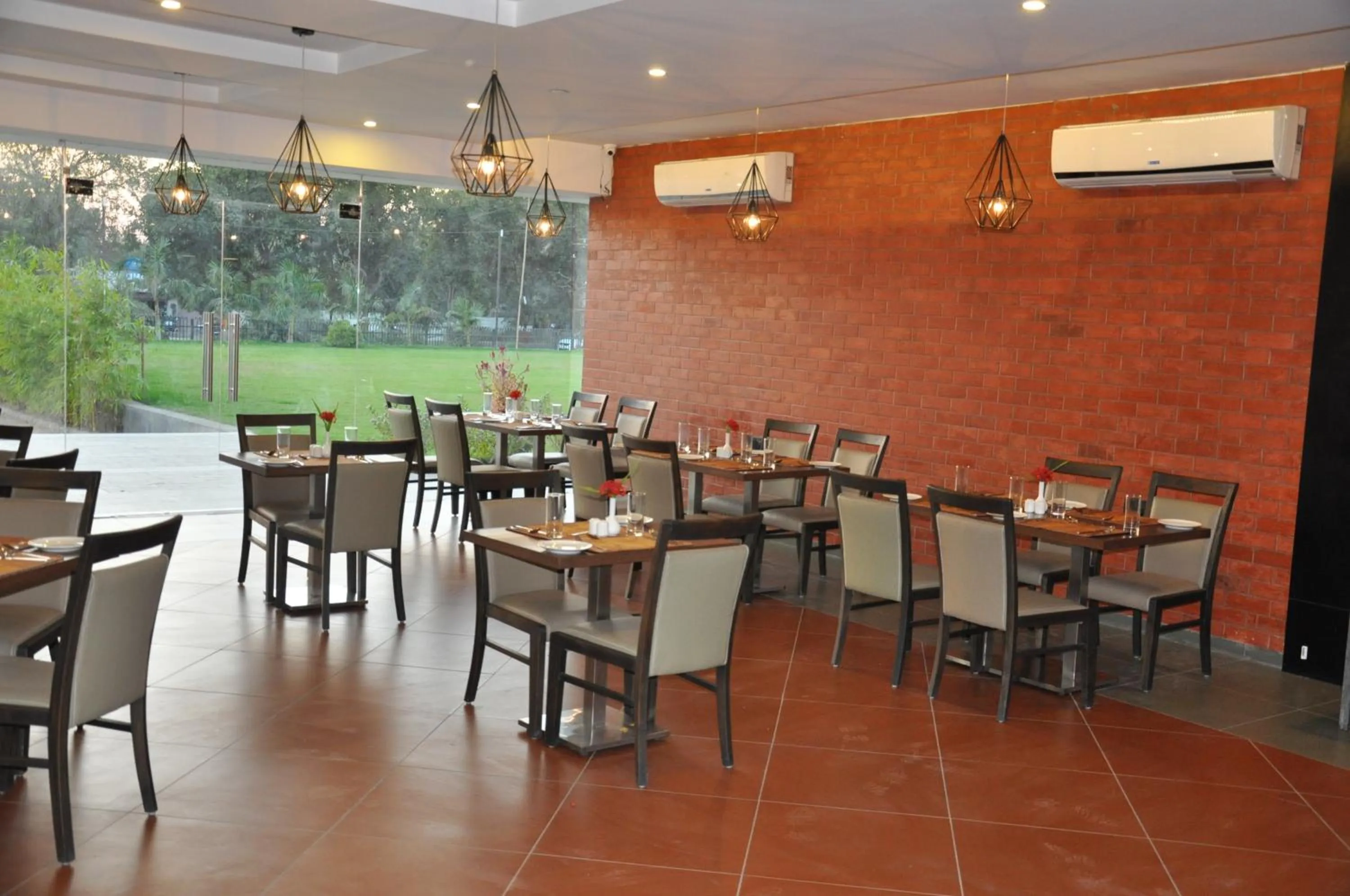 Restaurant/places to eat in Pride Biznotel Manjusar Vadodara Near Sokhda Lake