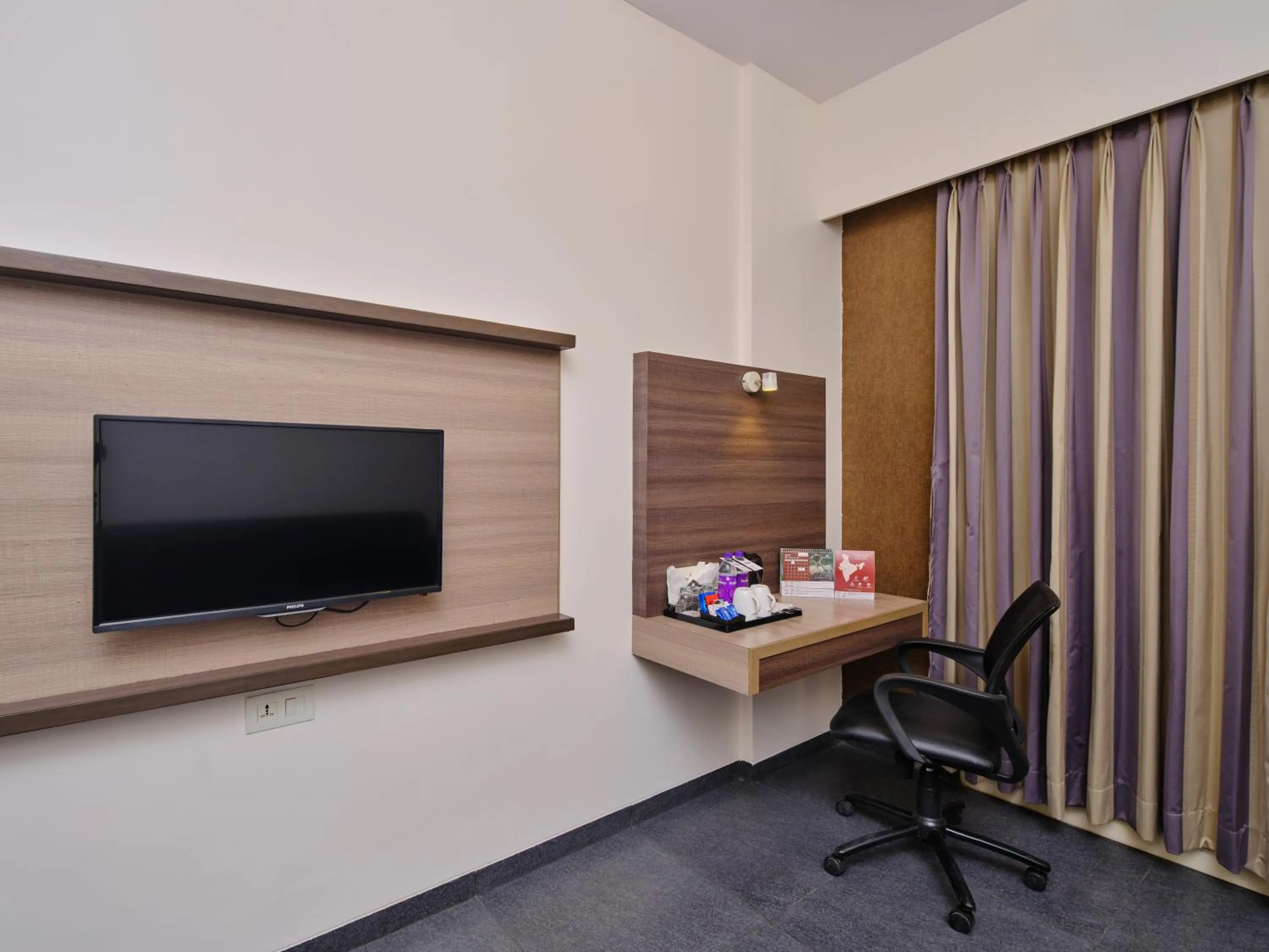 Communal lounge/ TV room in Pride Biznotel Manjusar Vadodara Near Sokhda Lake